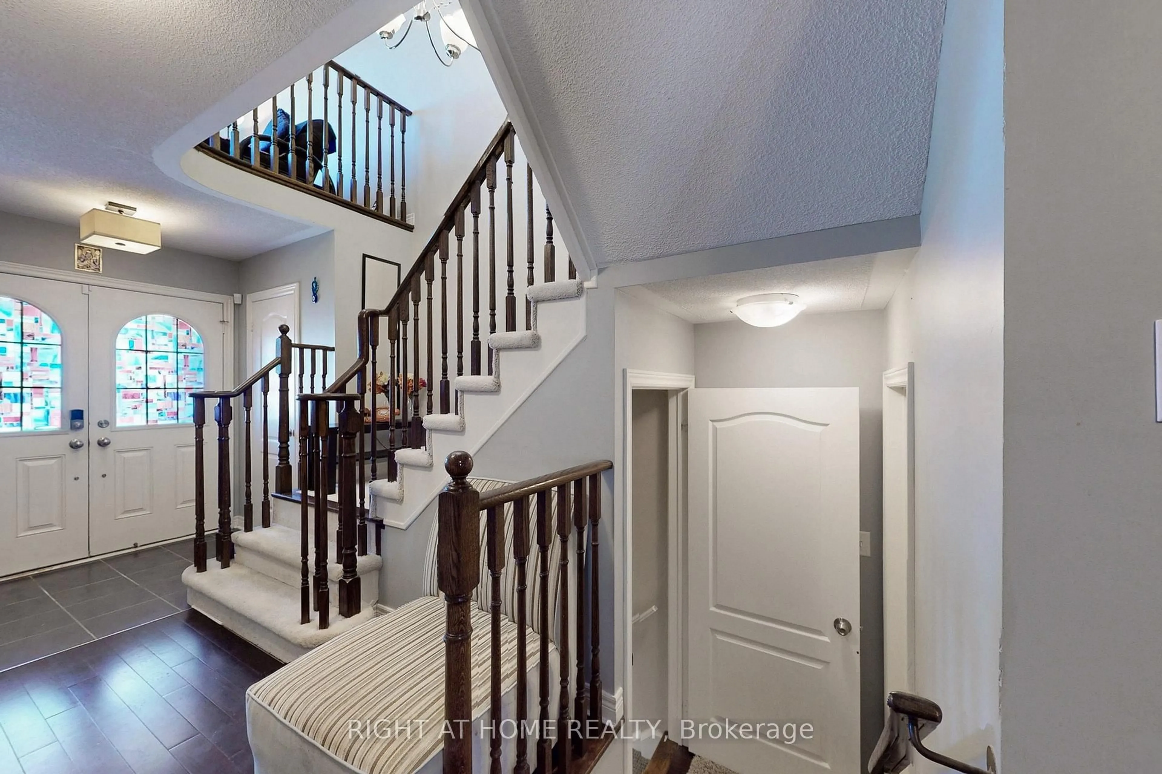 Indoor entryway for 1373 Woodstream Ave, Oshawa Ontario L1K 0N6