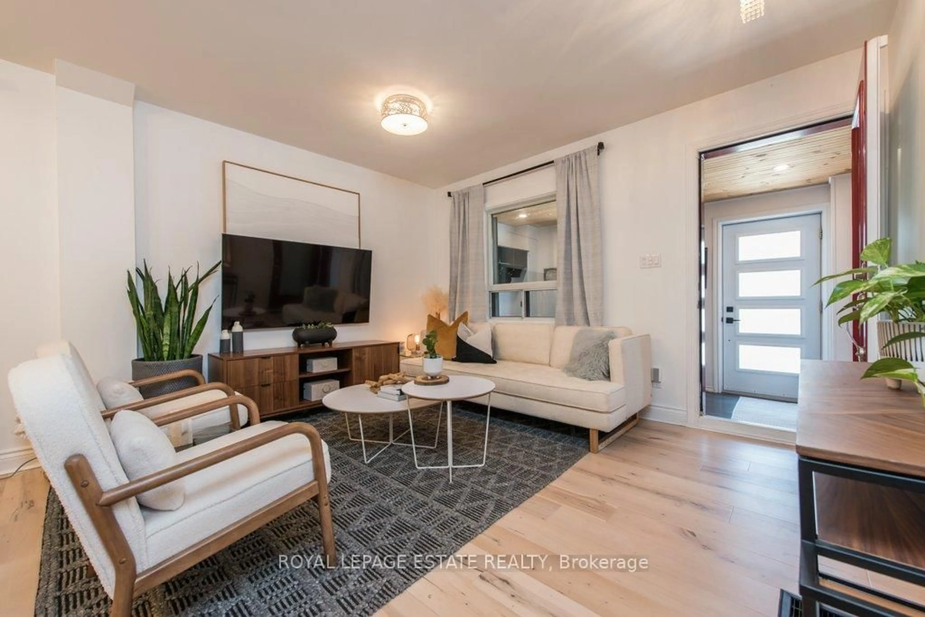 Living room with furniture, unknown for 2311 Gerrard St, Toronto Ontario M4E 2E5