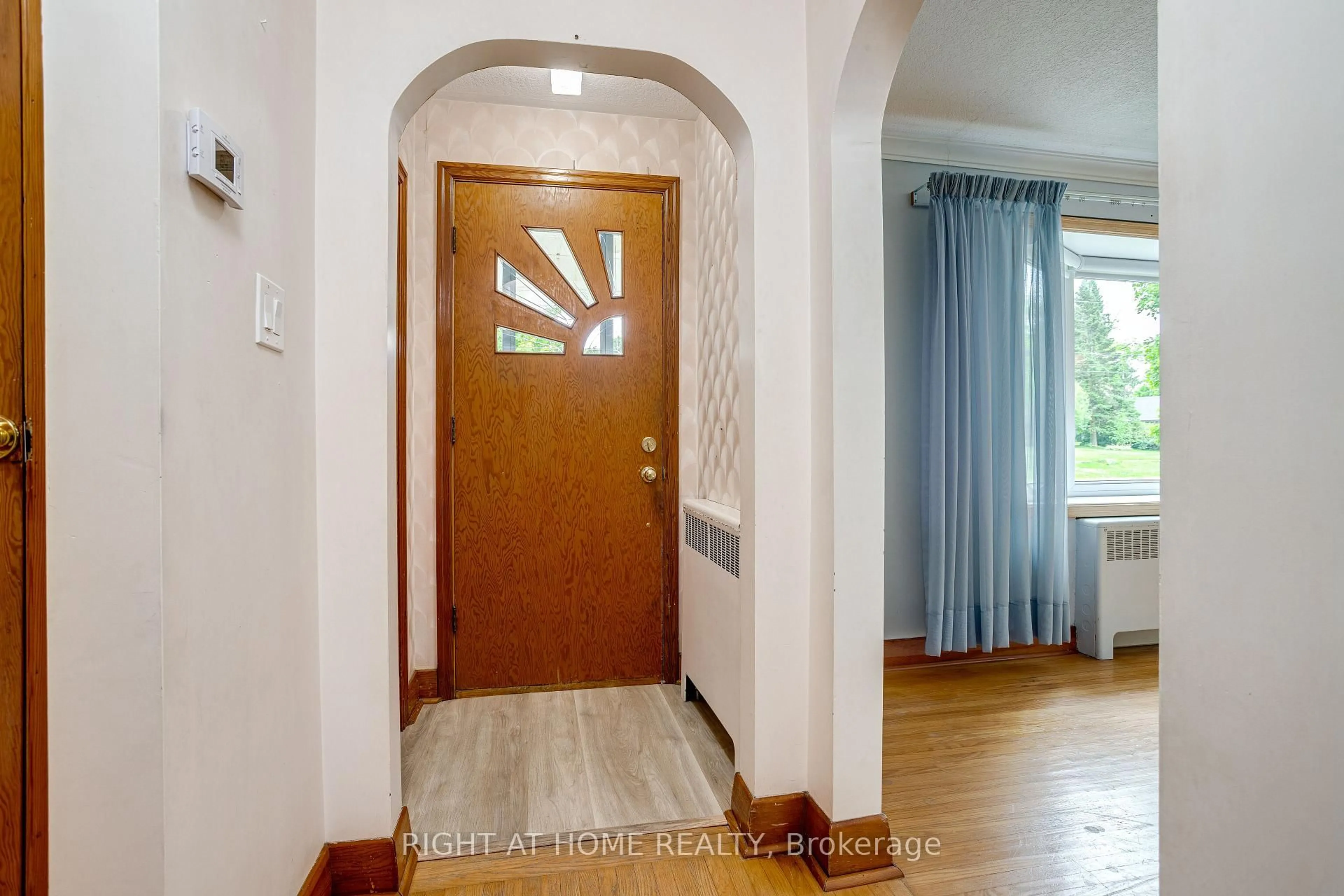 Indoor entryway for 100 Union Ave, Scugog Ontario L9L 1E6