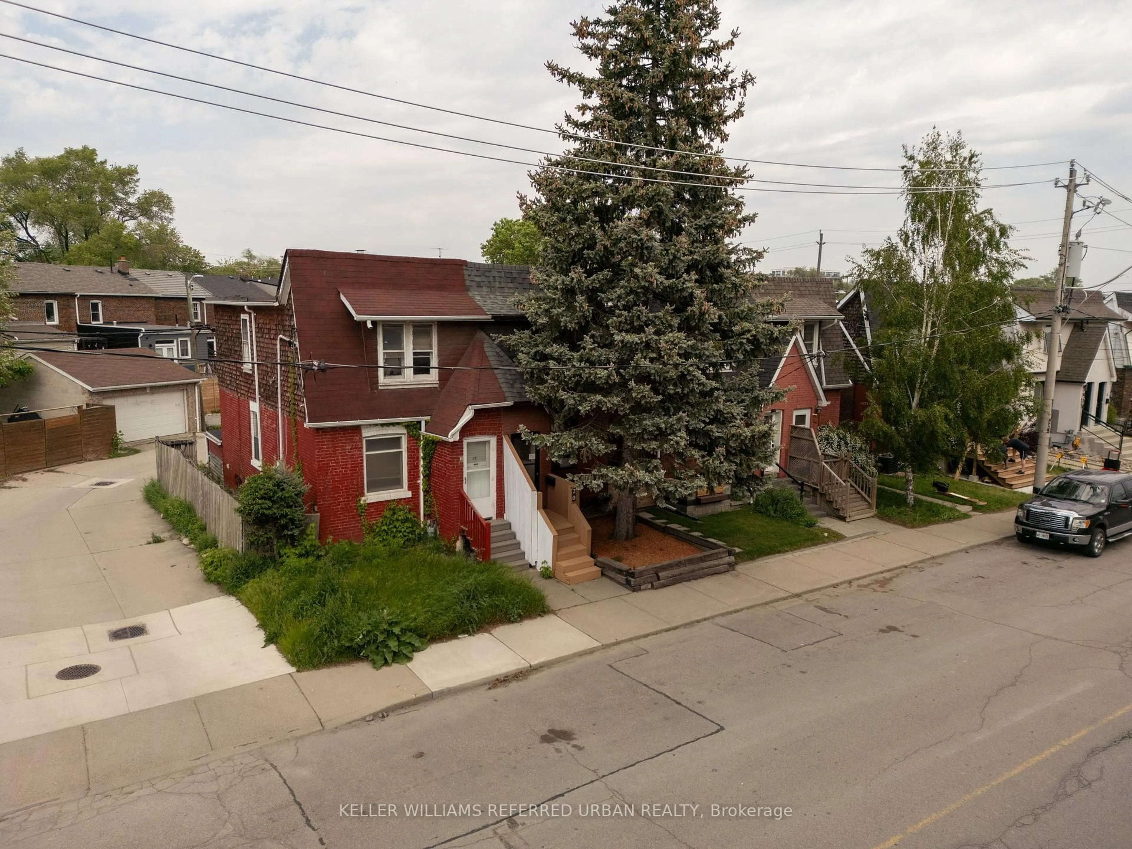 A pic from outside/outdoor area/front of a property/back of a property/a pic from drone, street for 20 Mosley St, Toronto Ontario M4M 1G2