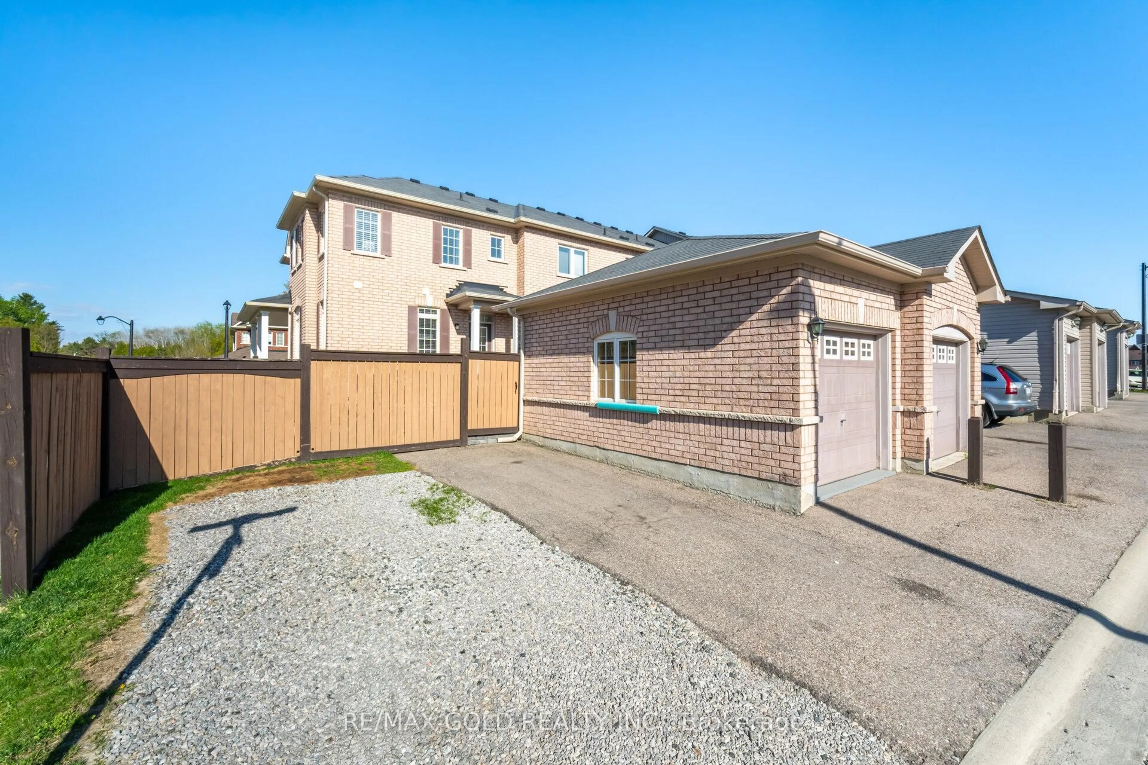 A pic from outside/outdoor area/front of a property/back of a property/a pic from drone, street for 2494 Earl Grey Ave, Pickering Ontario L1X 0B9
