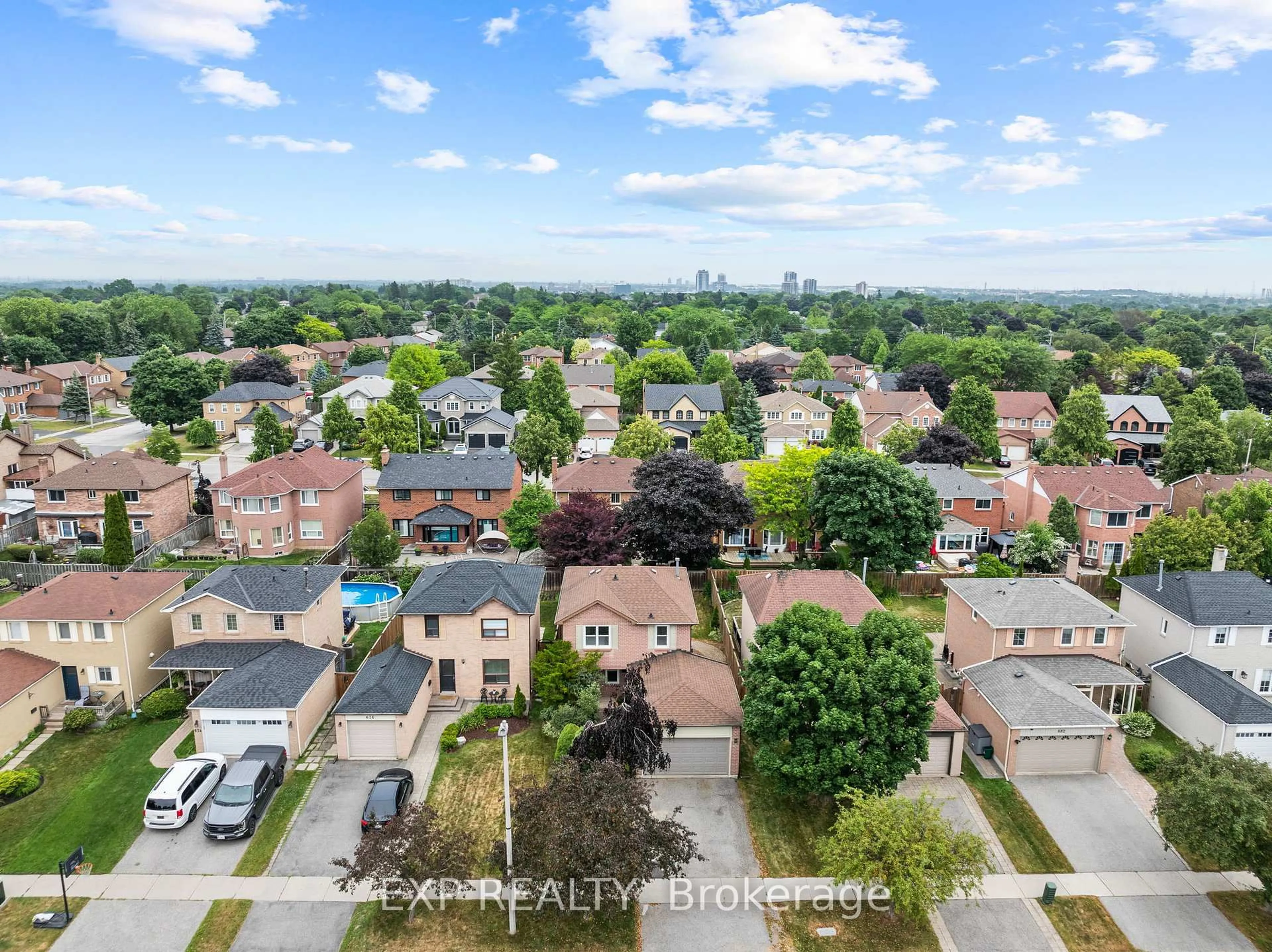 A pic from outside/outdoor area/front of a property/back of a property/a pic from drone, city buildings view from balcony for 678 Beckworth Sq, Pickering Ontario L1V 3X4