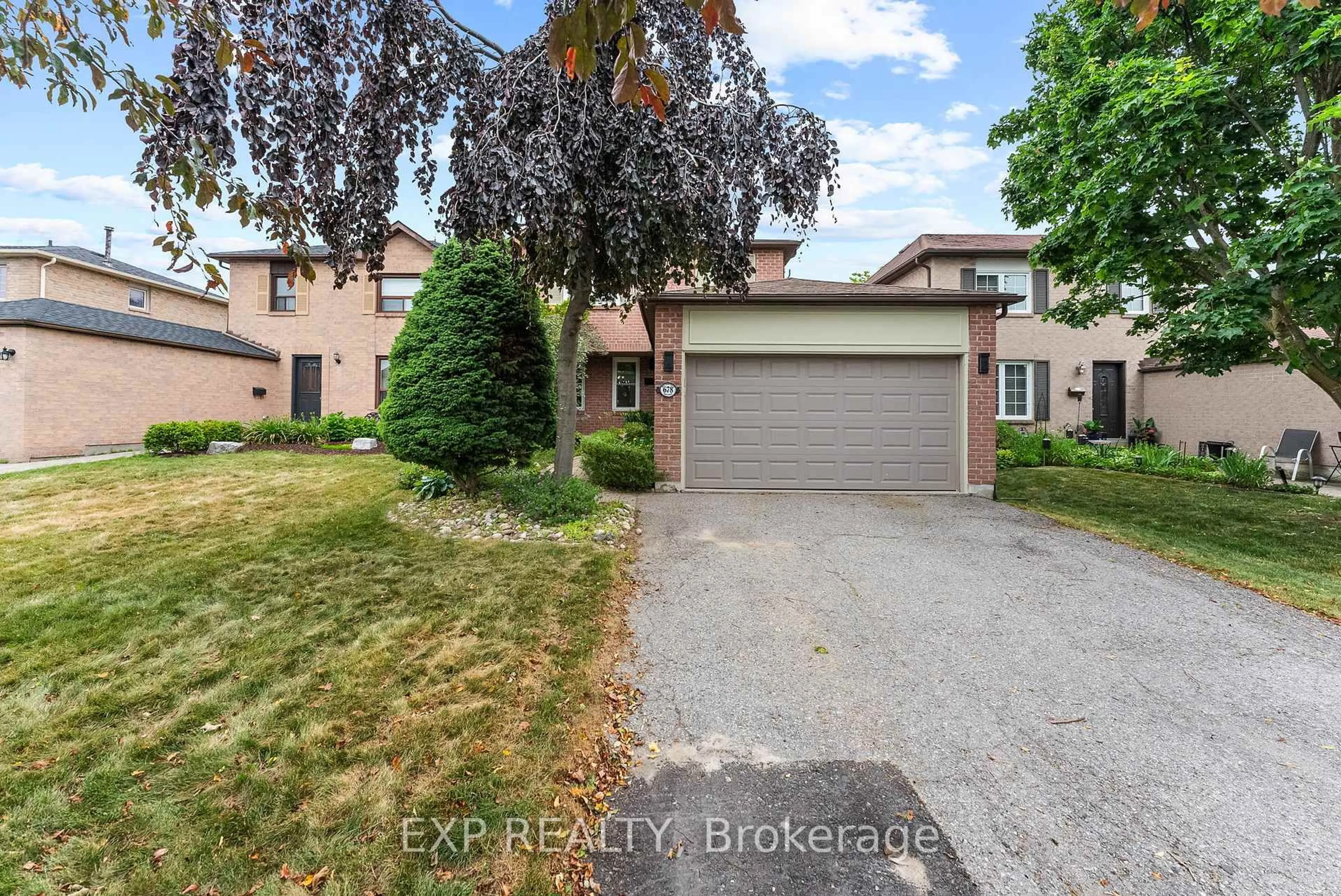 A pic from outside/outdoor area/front of a property/back of a property/a pic from drone, street for 678 Beckworth Sq, Pickering Ontario L1V 3X4