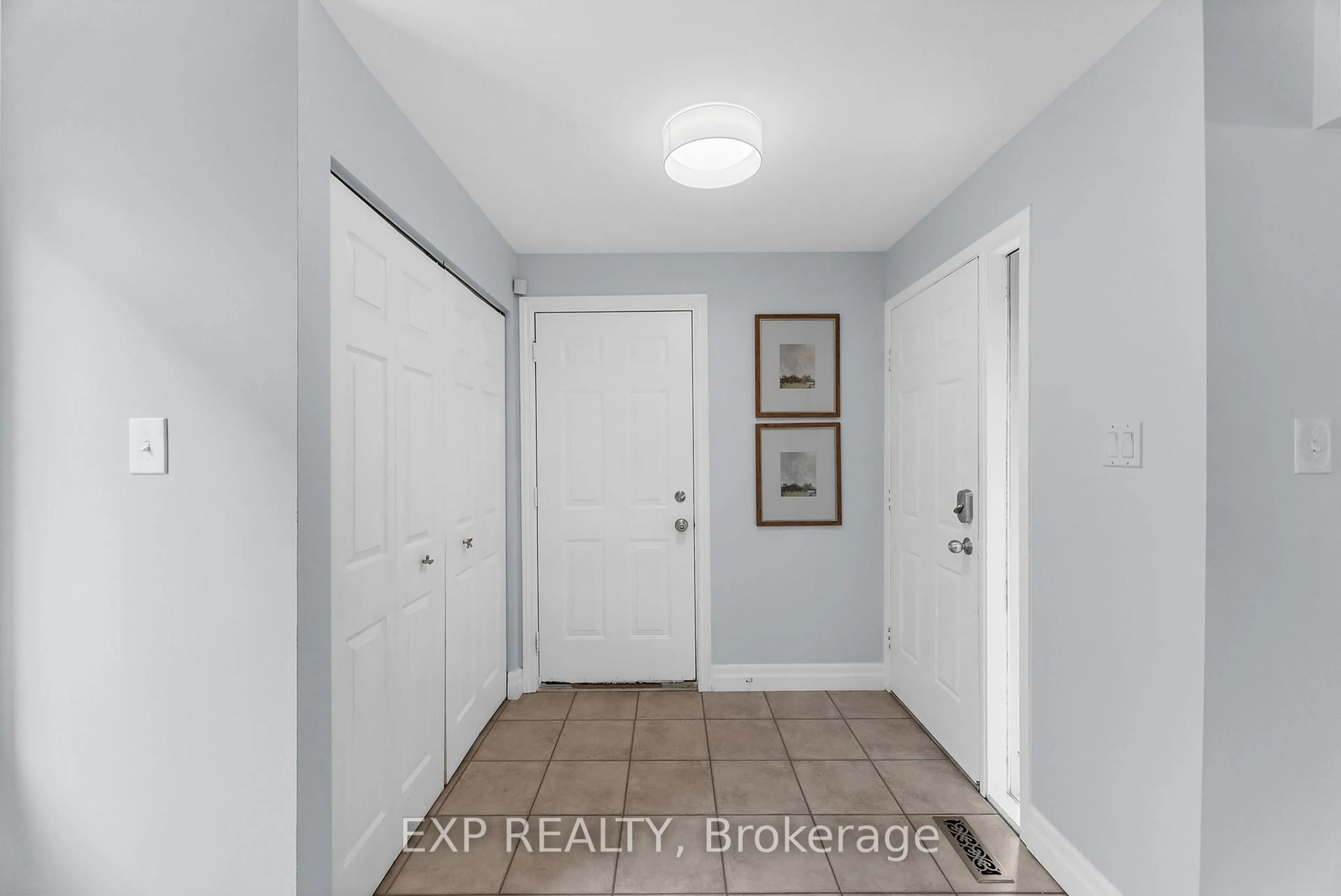 Indoor entryway for 678 Beckworth Sq, Pickering Ontario L1V 3X4