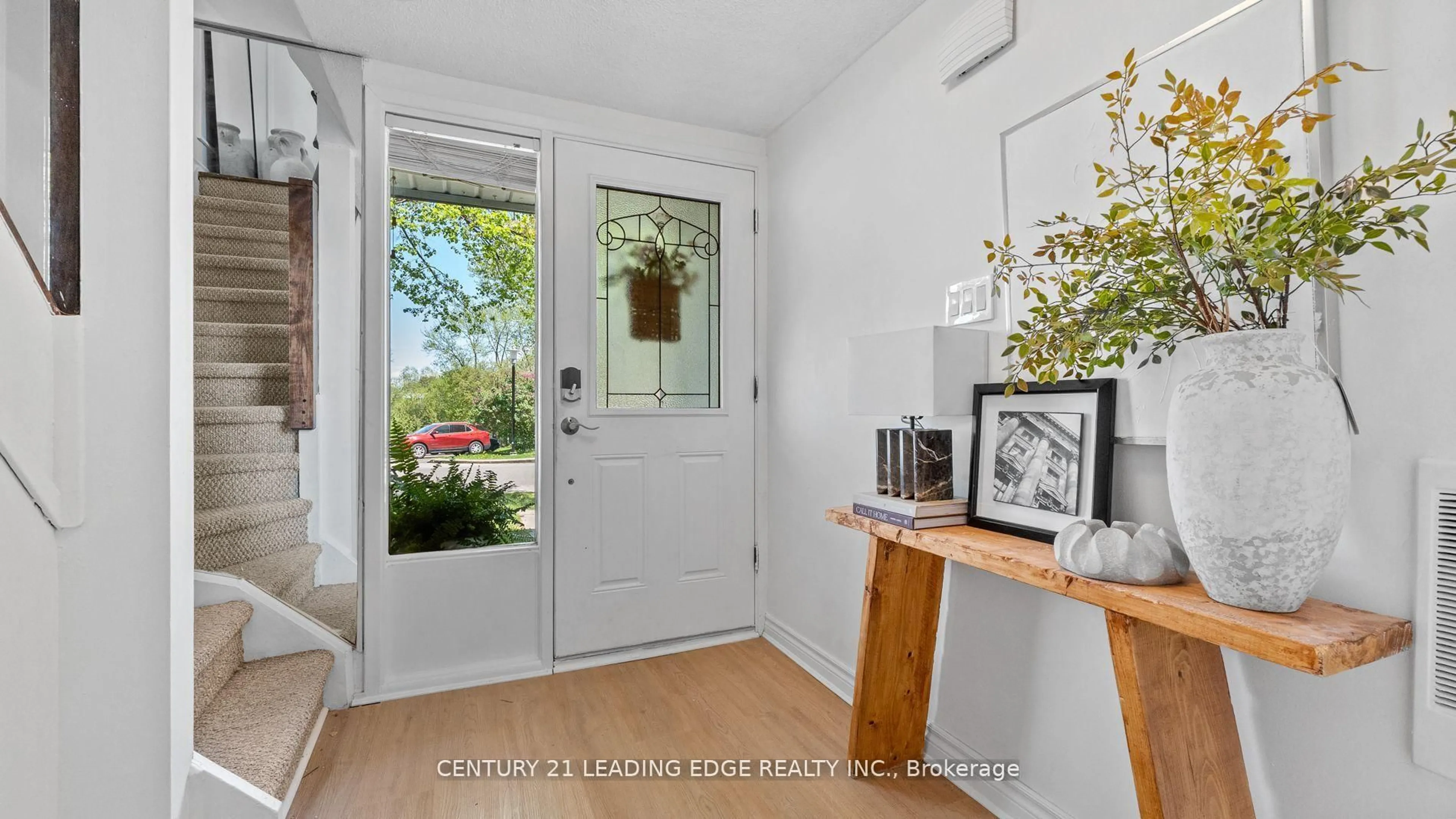 Indoor entryway for 909 King St #6, Oshawa Ontario L1J 2L4