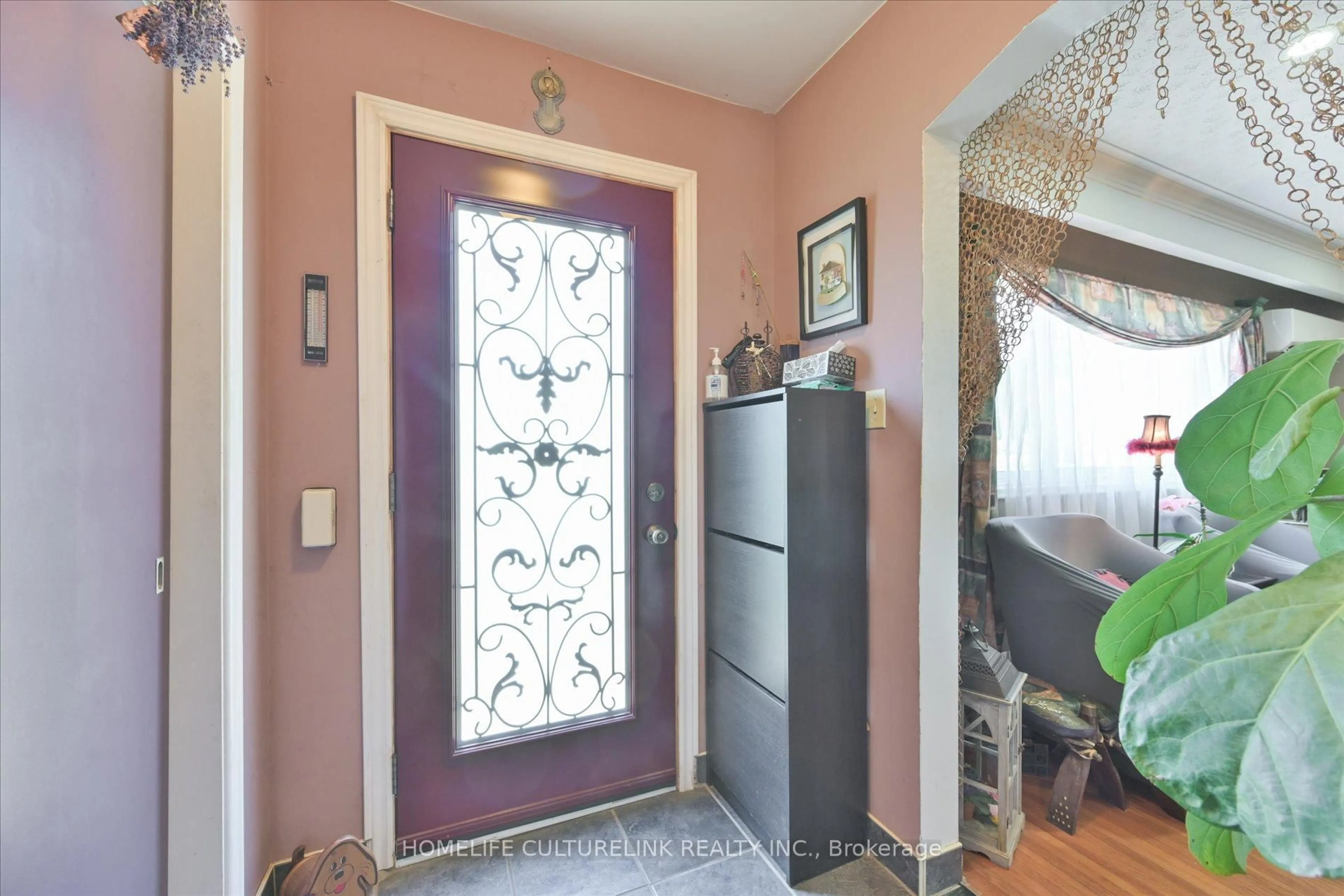 Indoor entryway for 27 Anticosti Dr, Toronto Ontario M1J 1V4