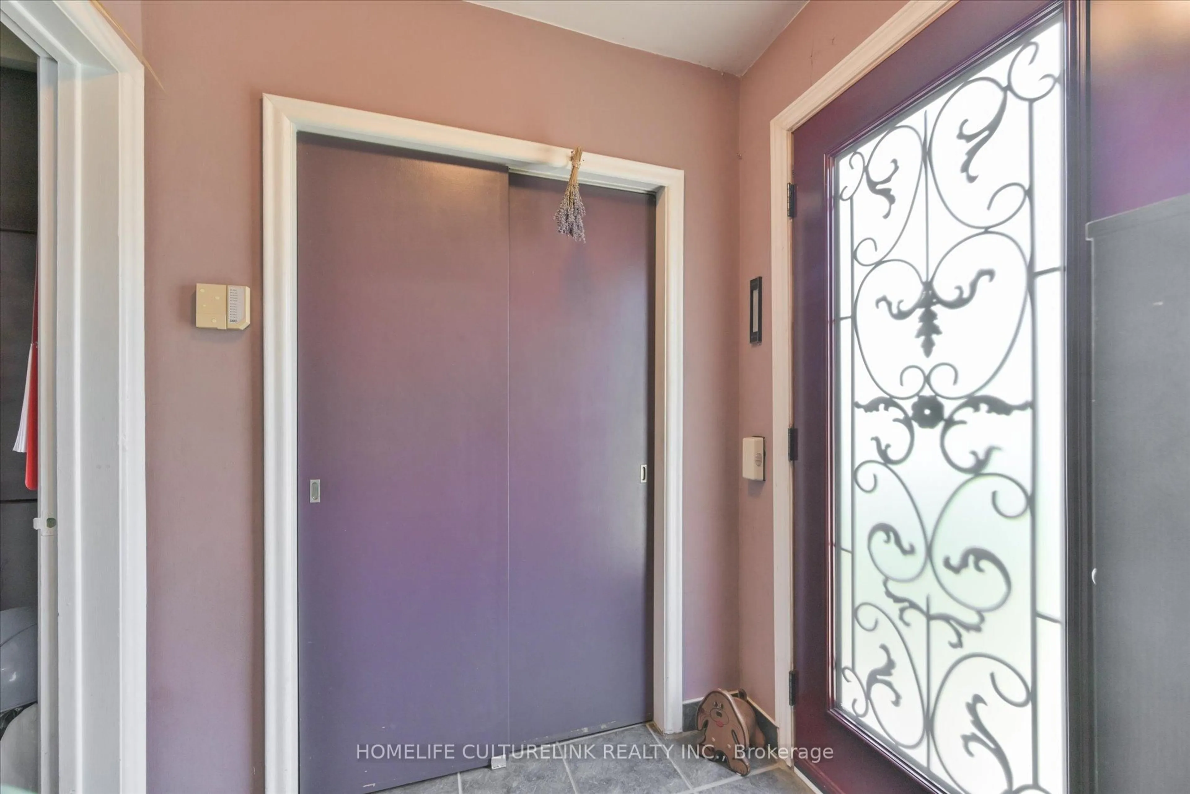 Indoor entryway for 27 Anticosti Dr, Toronto Ontario M1J 1V4