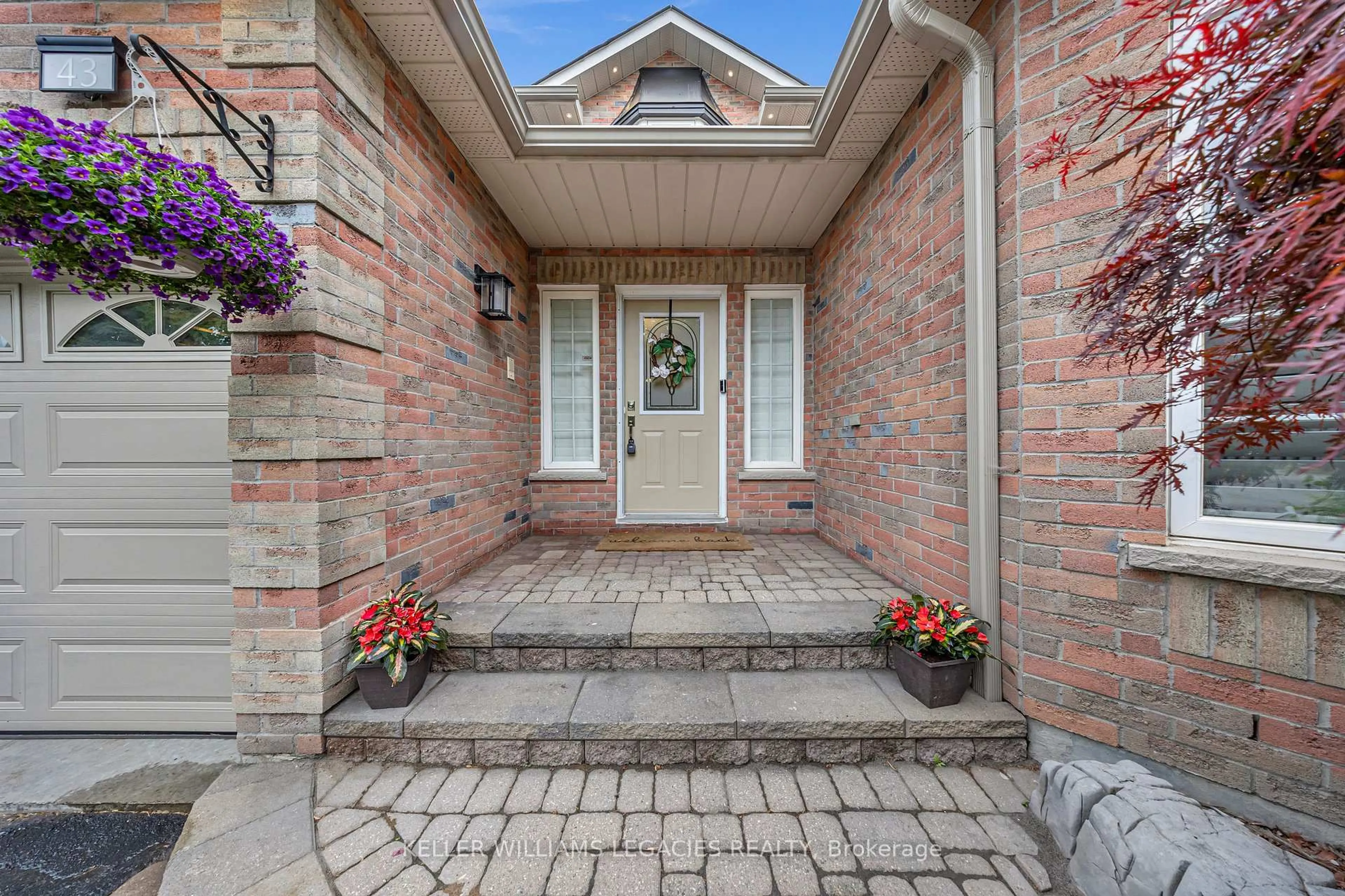 Indoor entryway for 43 Allayden Dr, Whitby Ontario L1P 1L5