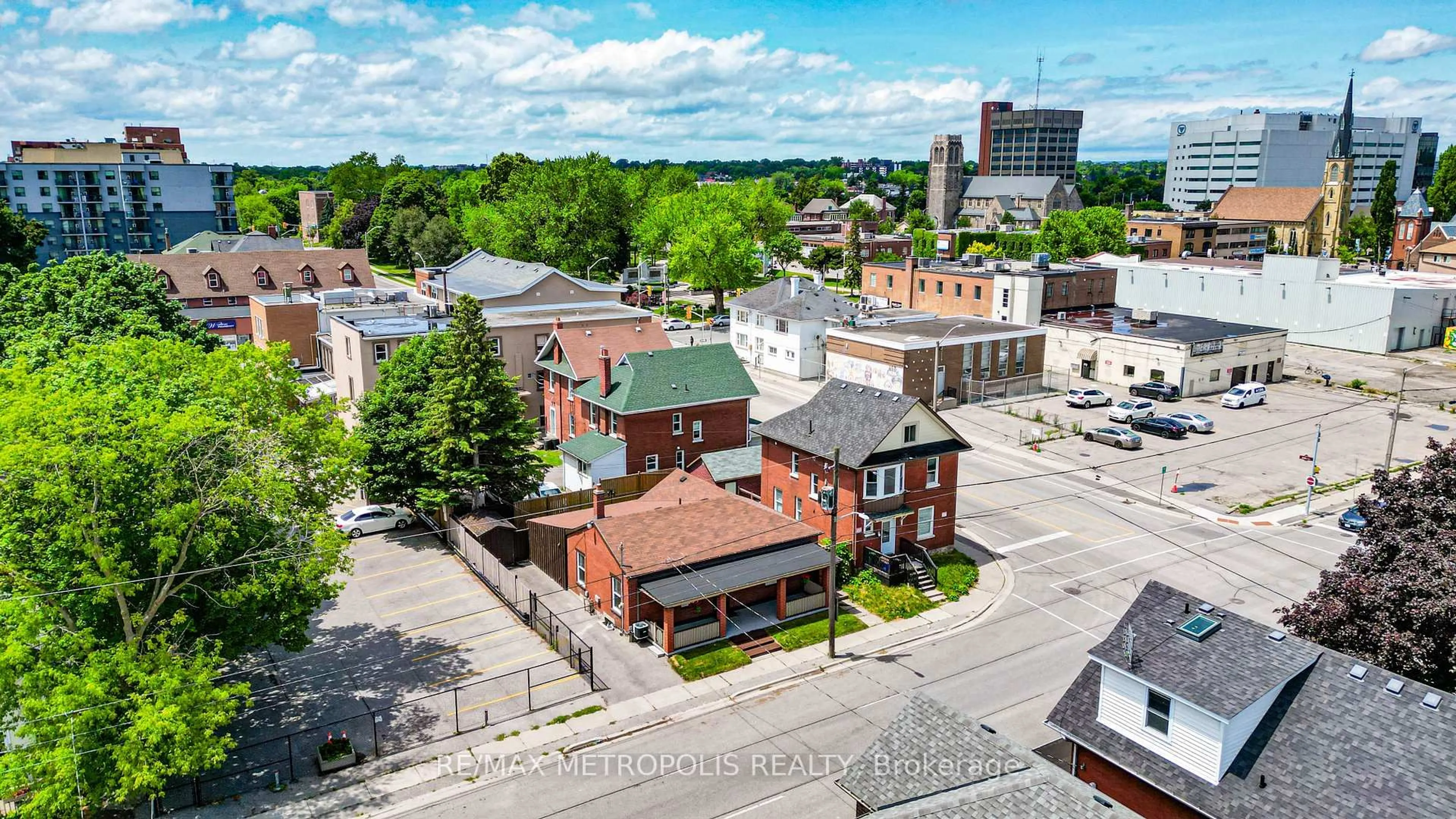 A pic from outside/outdoor area/front of a property/back of a property/a pic from drone, unknown for 136 Celina St, Oshawa Ontario L1H 4N5