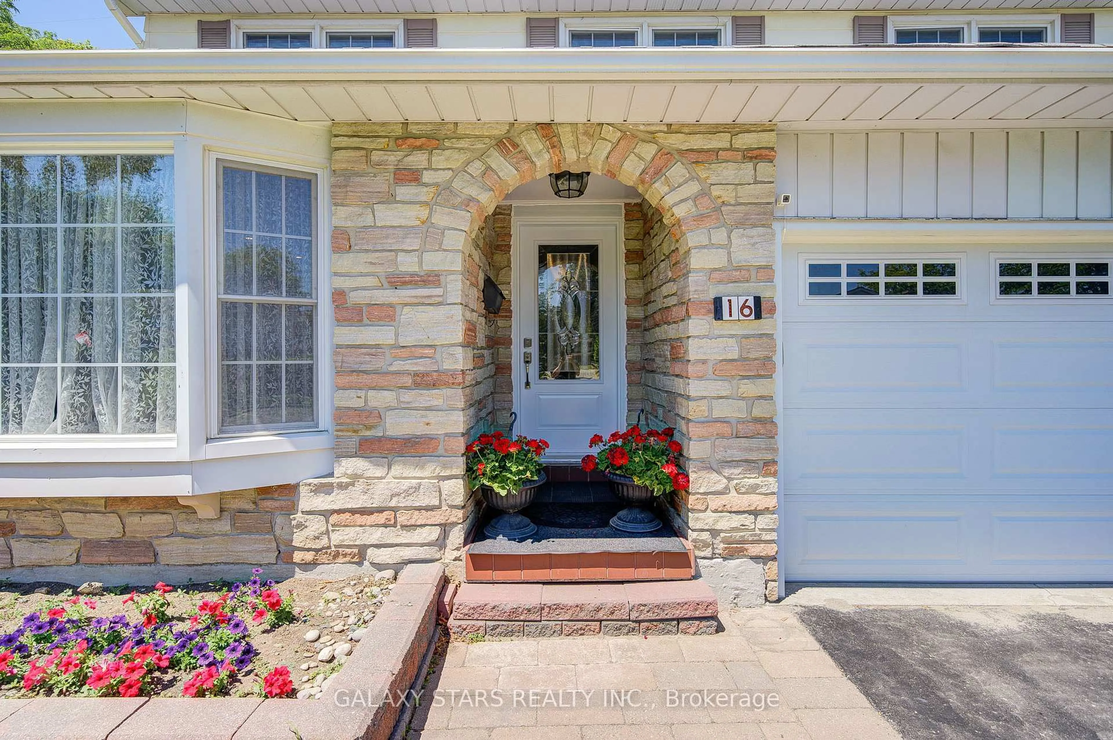 Indoor entryway for 16 Blairwood Terr, Toronto Ontario M1W 1W8