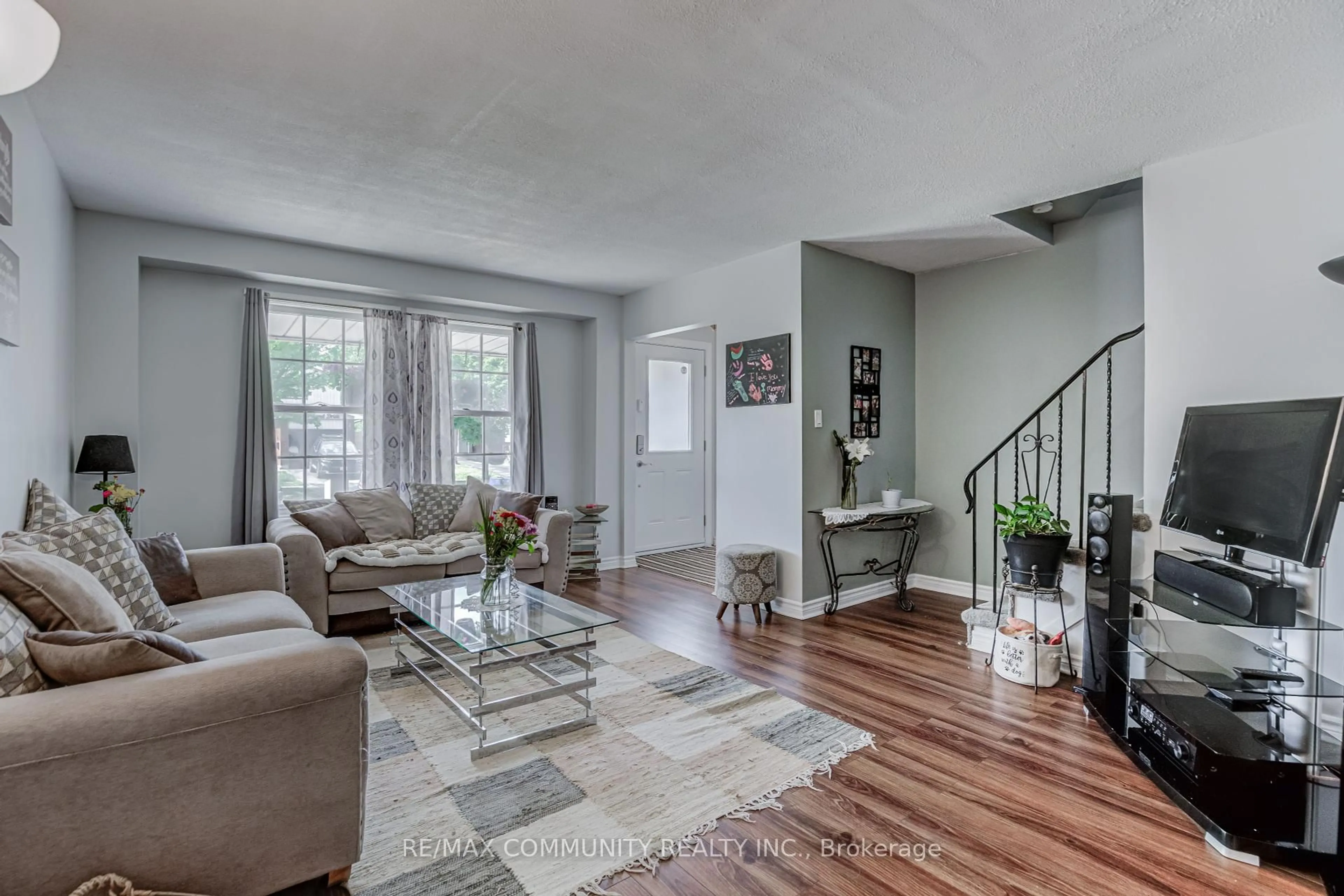 Living room with furniture, unknown for 117 Ormond Dr, Oshawa Ontario L1G 6T3