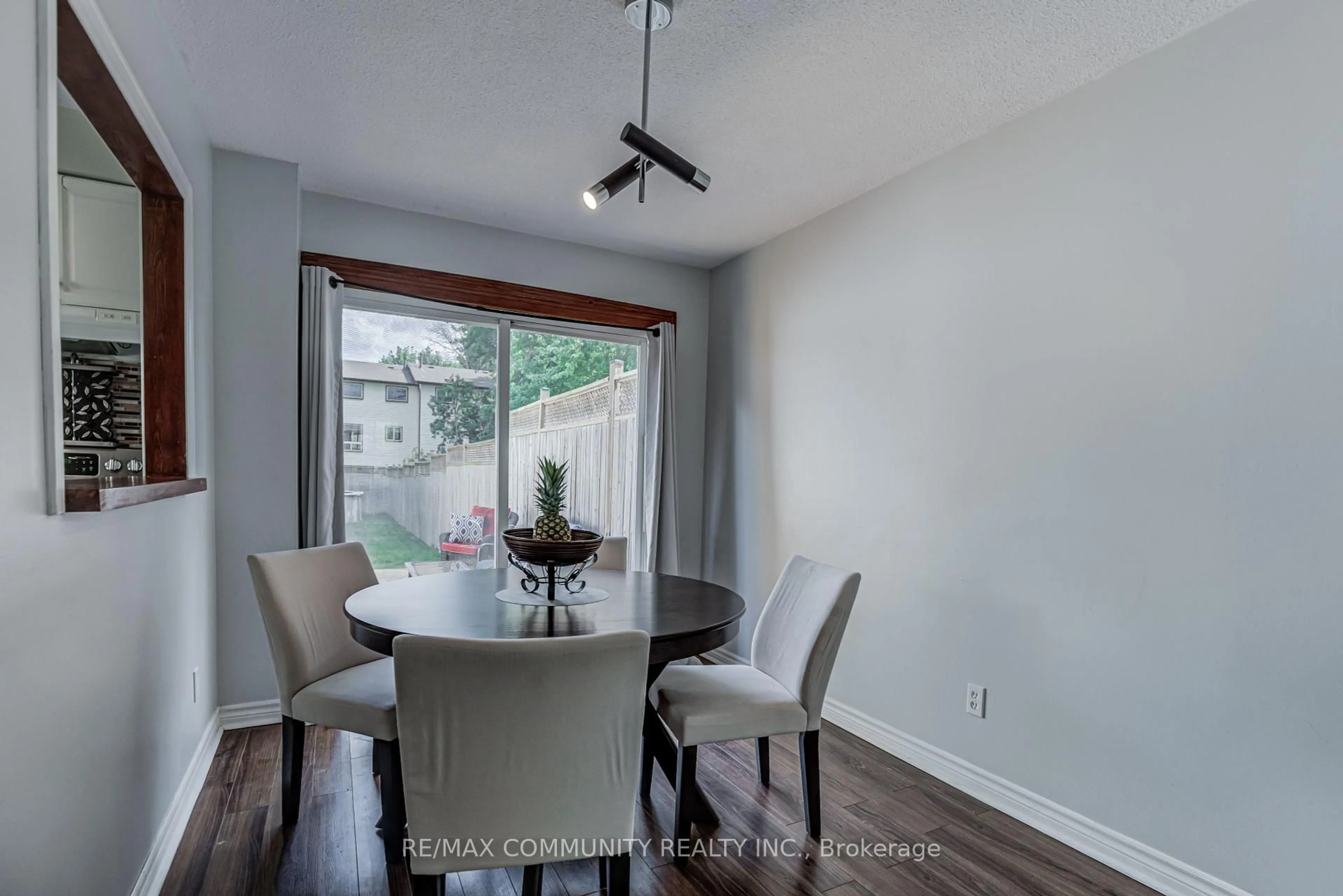 Dining room, wood/laminate floor for 117 Ormond Dr, Oshawa Ontario L1G 6T3