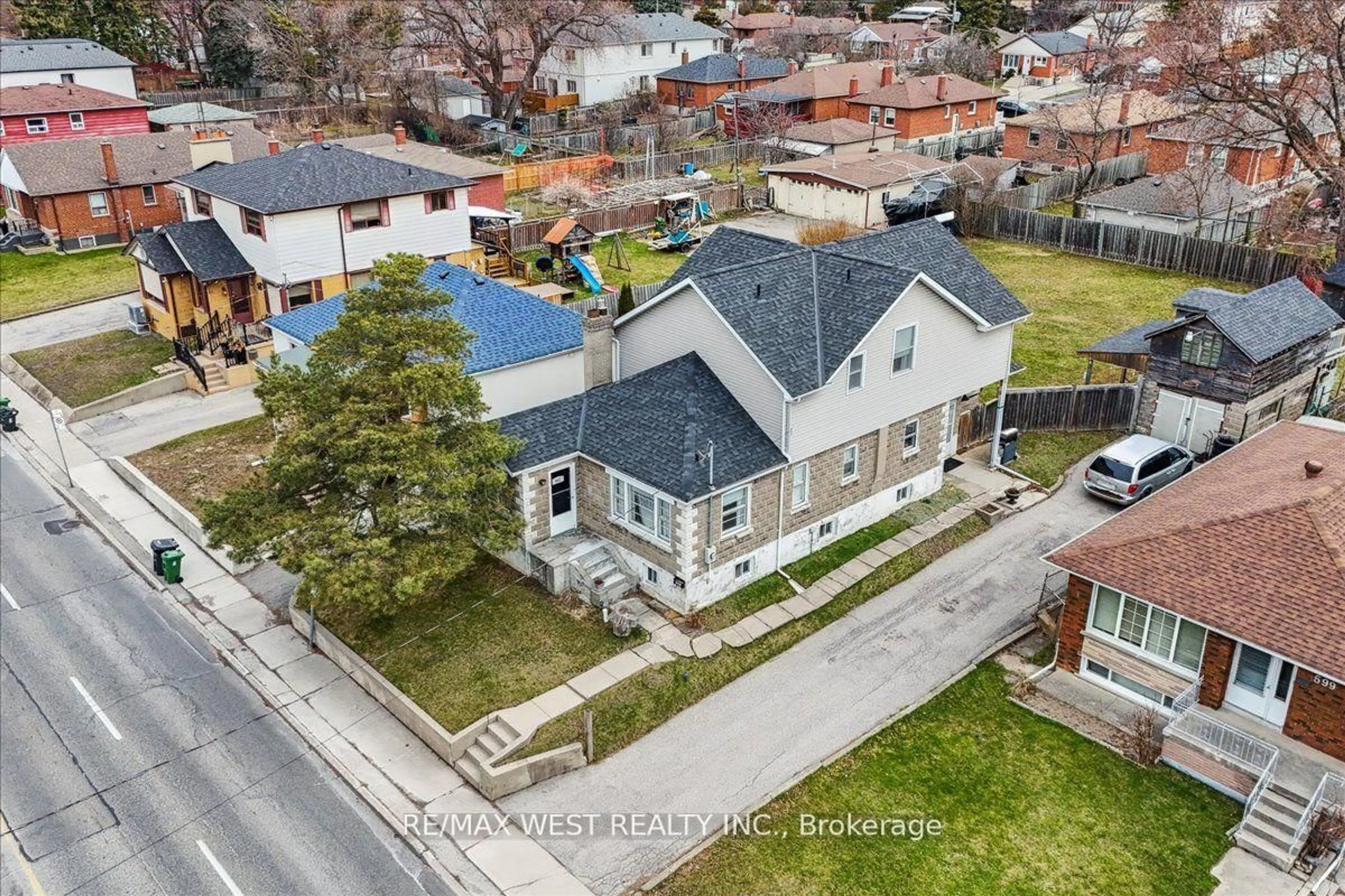 A pic from outside/outdoor area/front of a property/back of a property/a pic from drone, street for 601 Pharmacy Ave, Toronto Ontario M1L 3H1