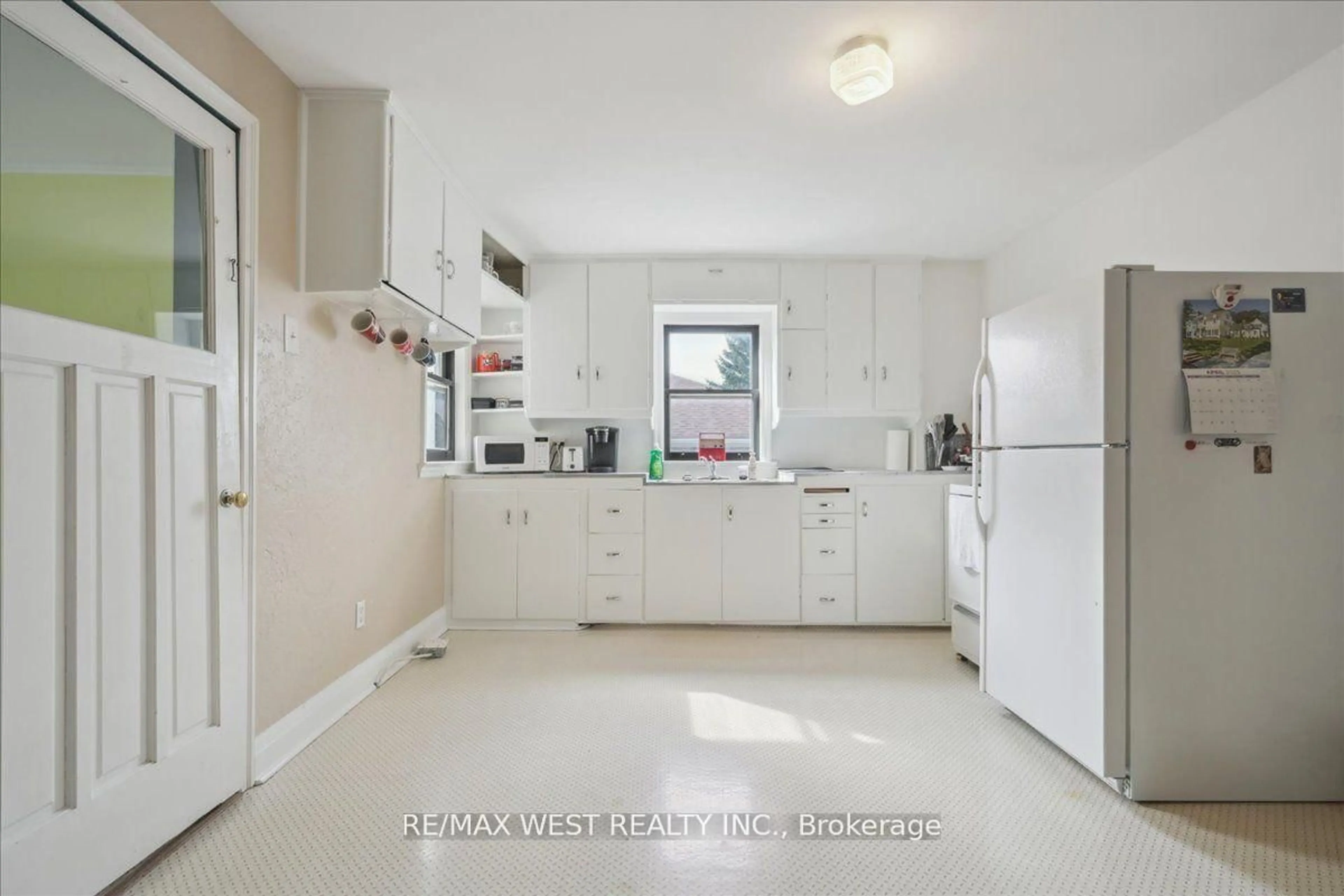 Standard kitchen, ceramic/tile floor for 601 Pharmacy Ave, Toronto Ontario M1L 3H1