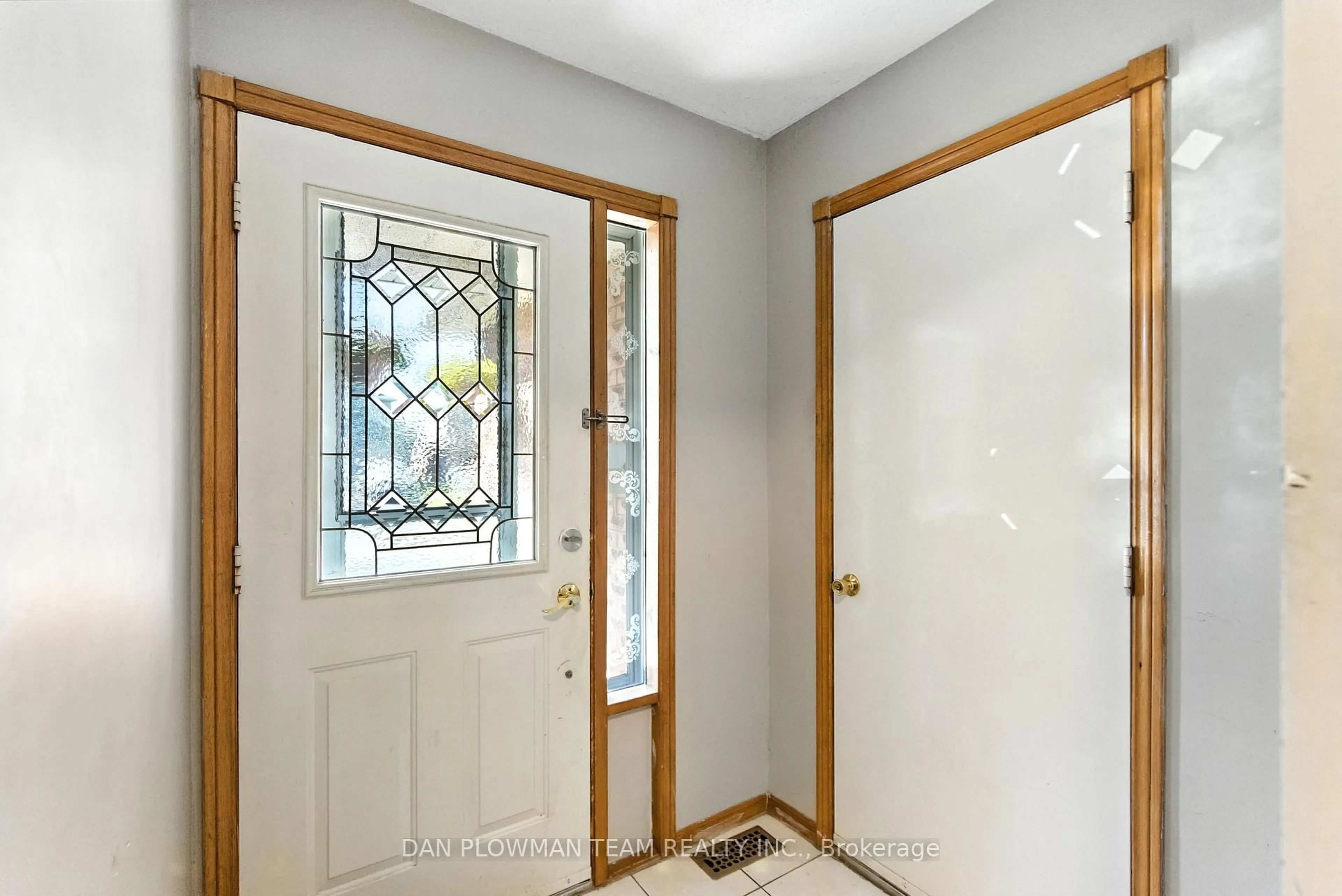 Indoor entryway for 263 Overbank Dr, Oshawa Ontario L1J 7X1