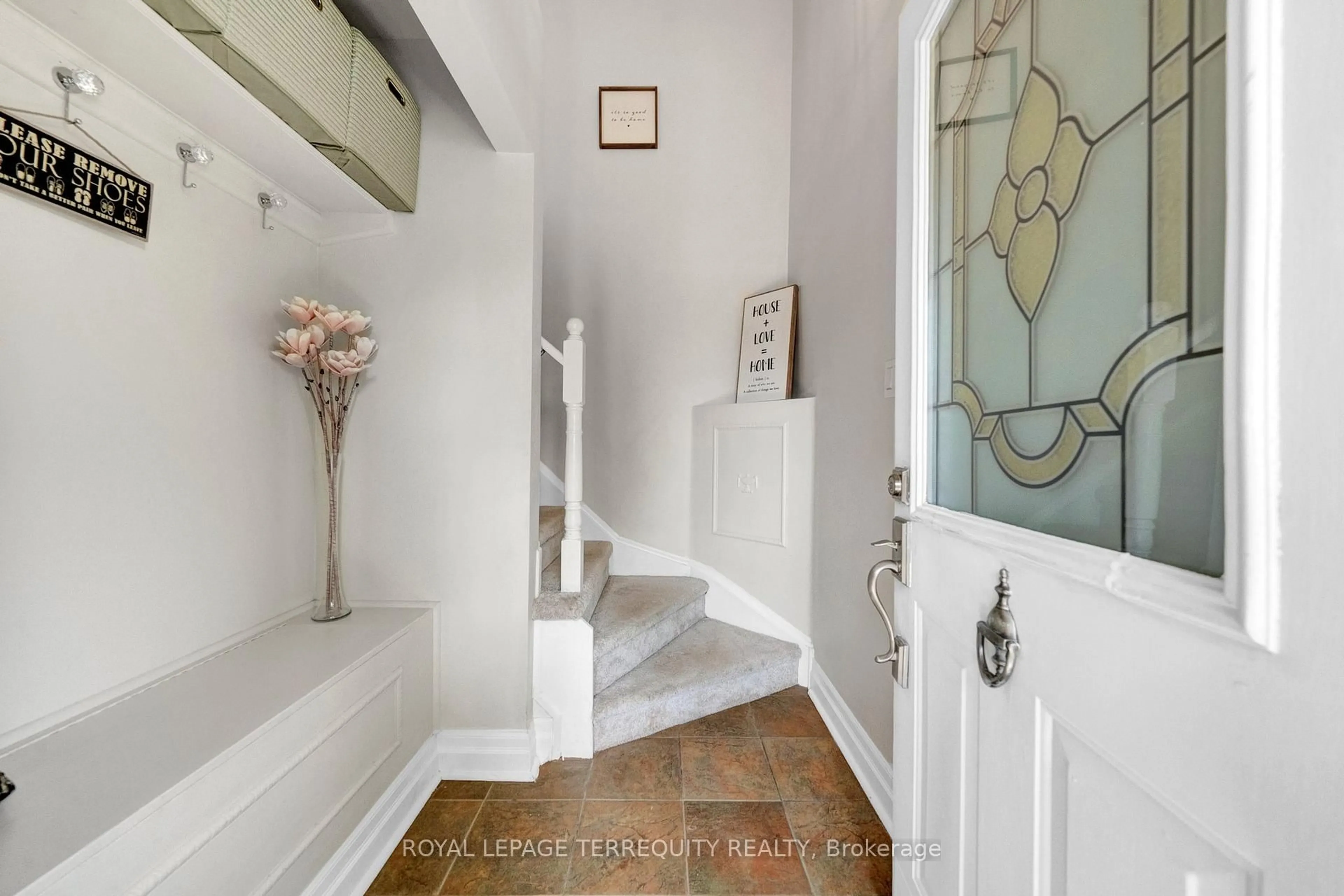 Indoor entryway for 20 Abernethy Cres, Clarington Ontario L1C 4Z1