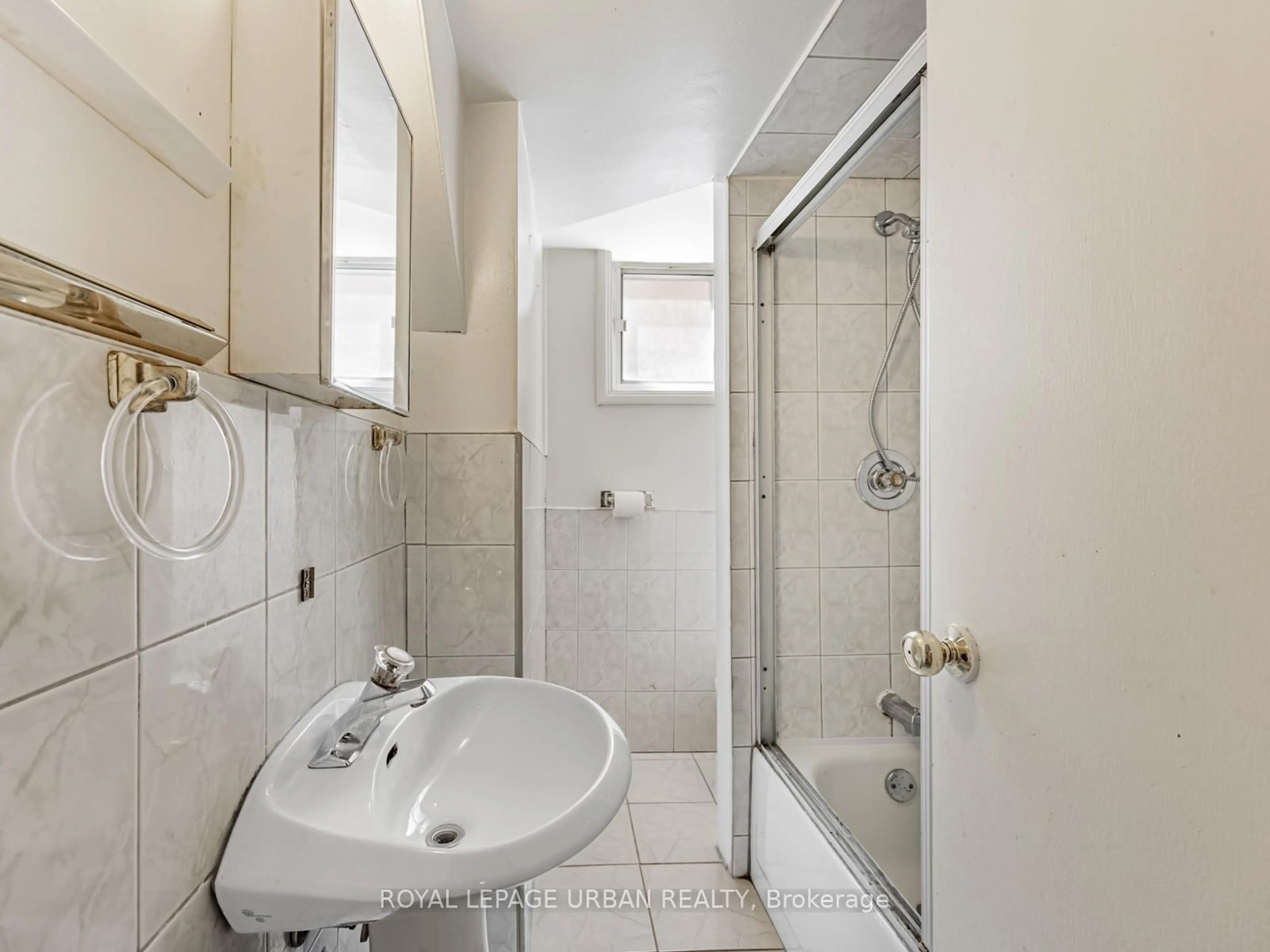 Standard bathroom, ceramic/tile floor for 16 Mozart Ave, Toronto Ontario M1K 2V9