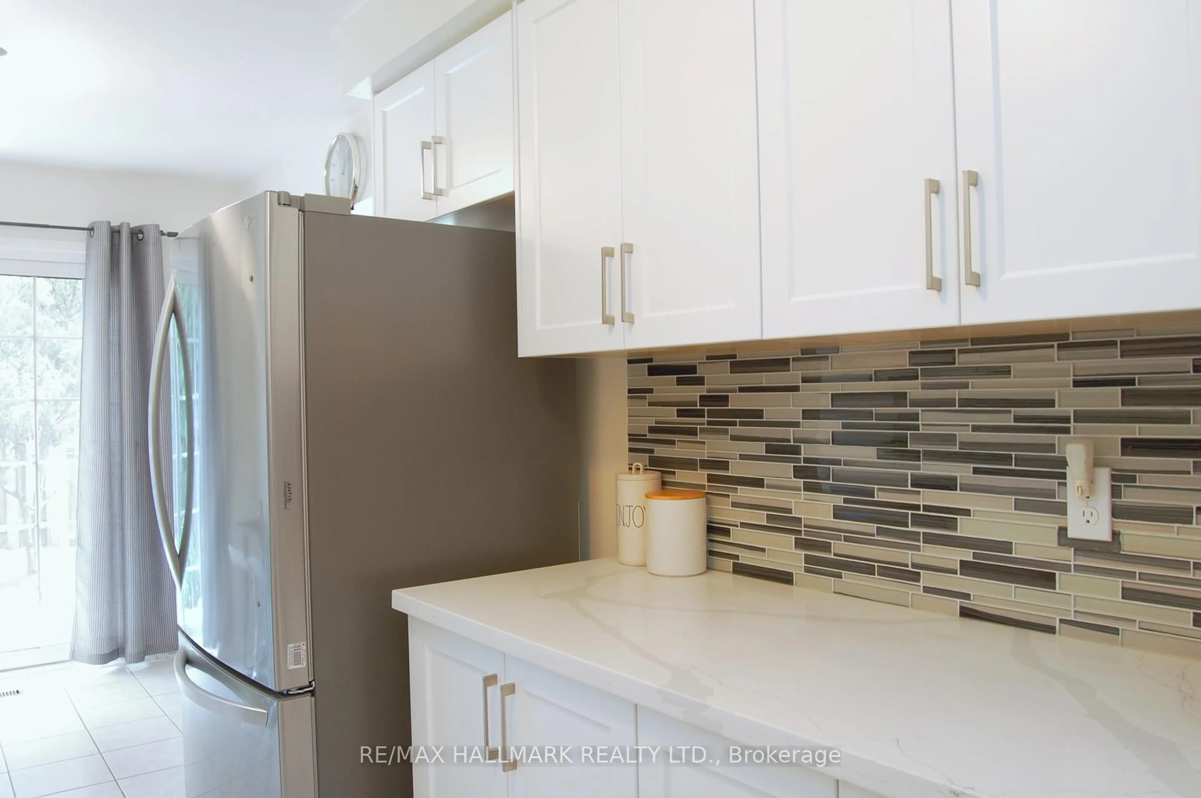 Standard kitchen, ceramic/tile floor for 113 Mammoth Hall Tr, Toronto Ontario M1B 1P8