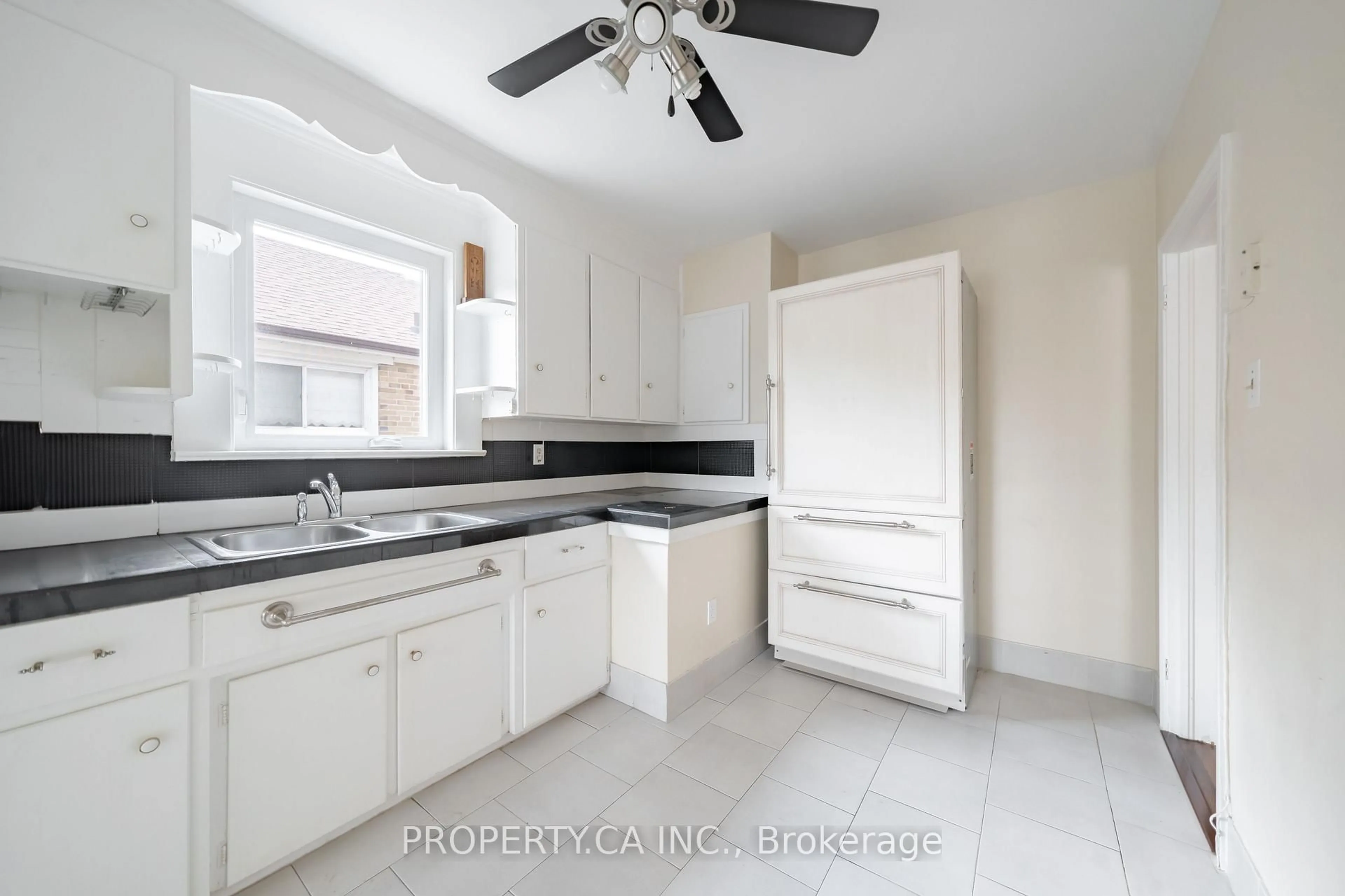 Standard kitchen, ceramic/tile floor for 1592 Pharmacy Ave, Toronto Ontario M1R 2K7