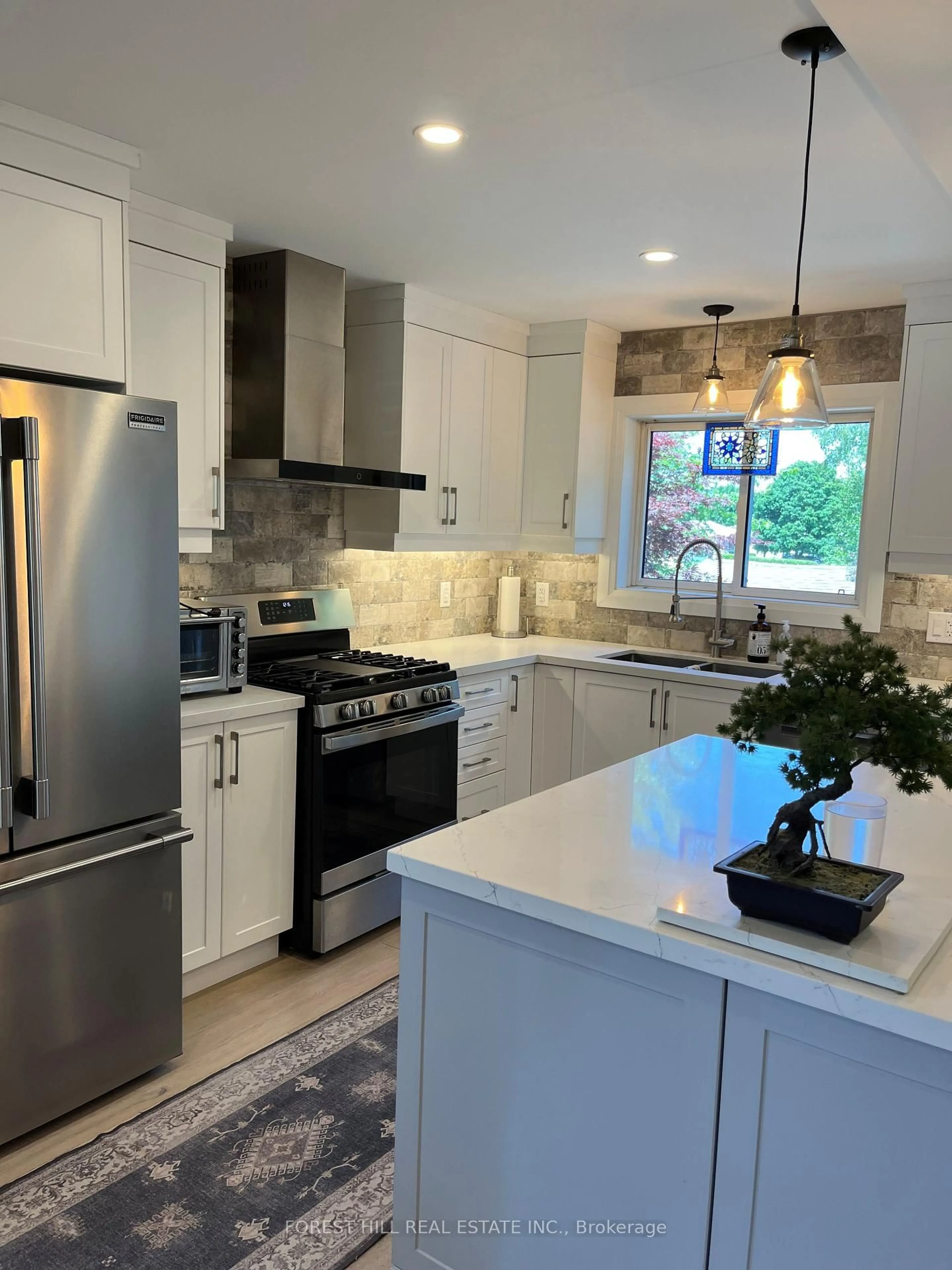 Open concept kitchen, ceramic/tile floor for 1184 Southdale Ave, Oshawa Ontario L1H 7Z3