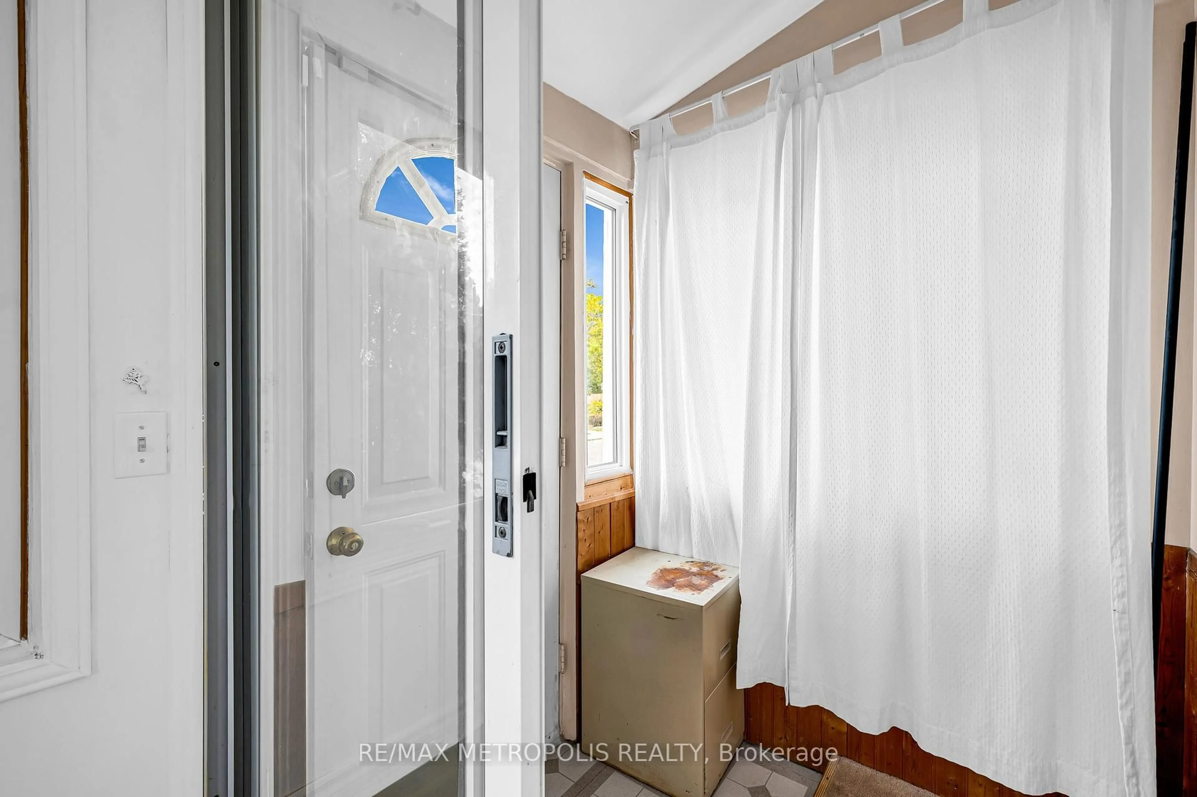 Indoor entryway for 97 N Woodrow Blvd, Toronto Ontario M1K 1W7
