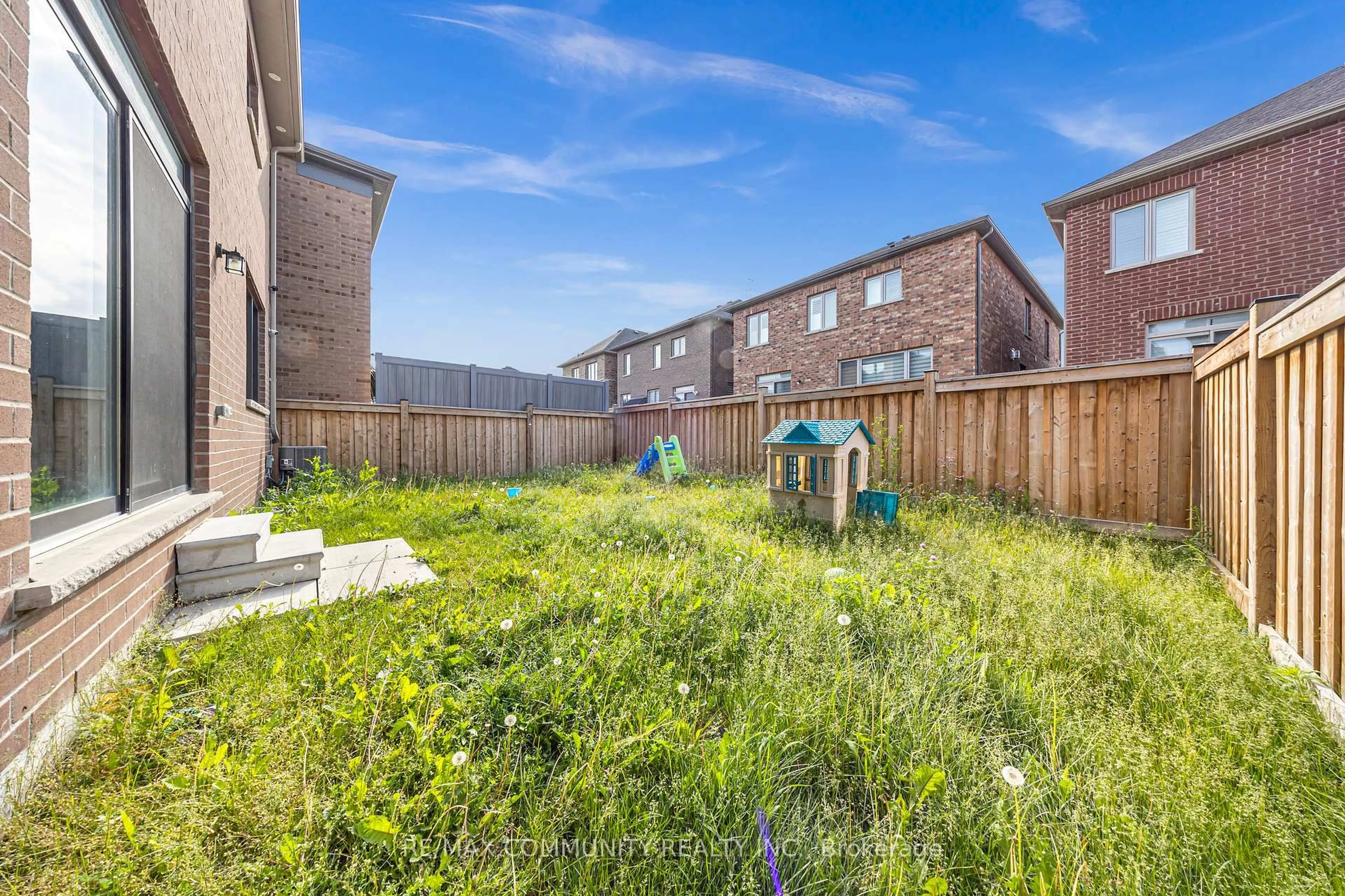 A pic from outside/outdoor area/front of a property/back of a property/a pic from drone, street for 1064 Orenda St, Pickering Ontario L1X 0G5