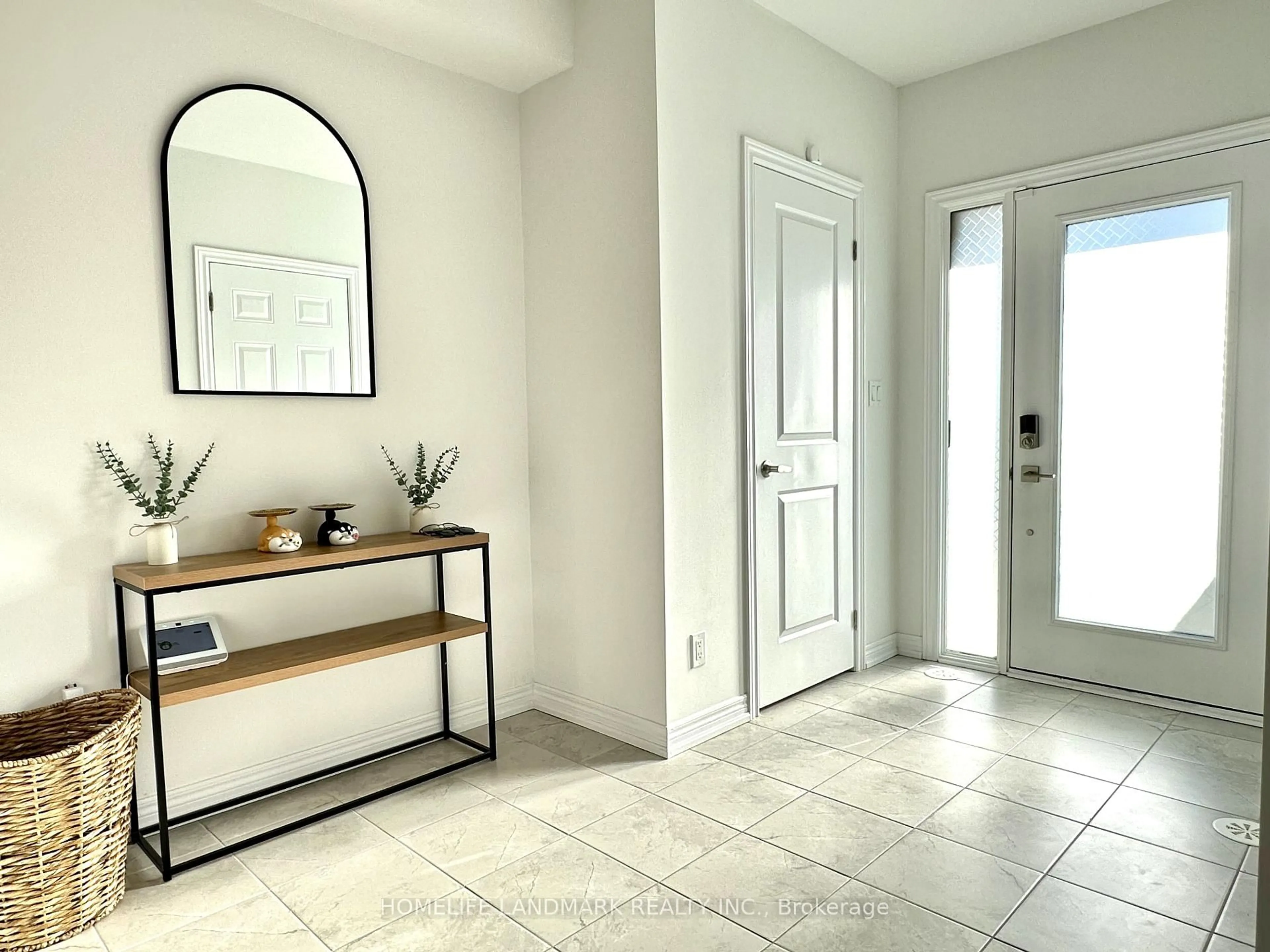 Indoor entryway for 1132 Lockie Dr, Oshawa Ontario L1L 0R9