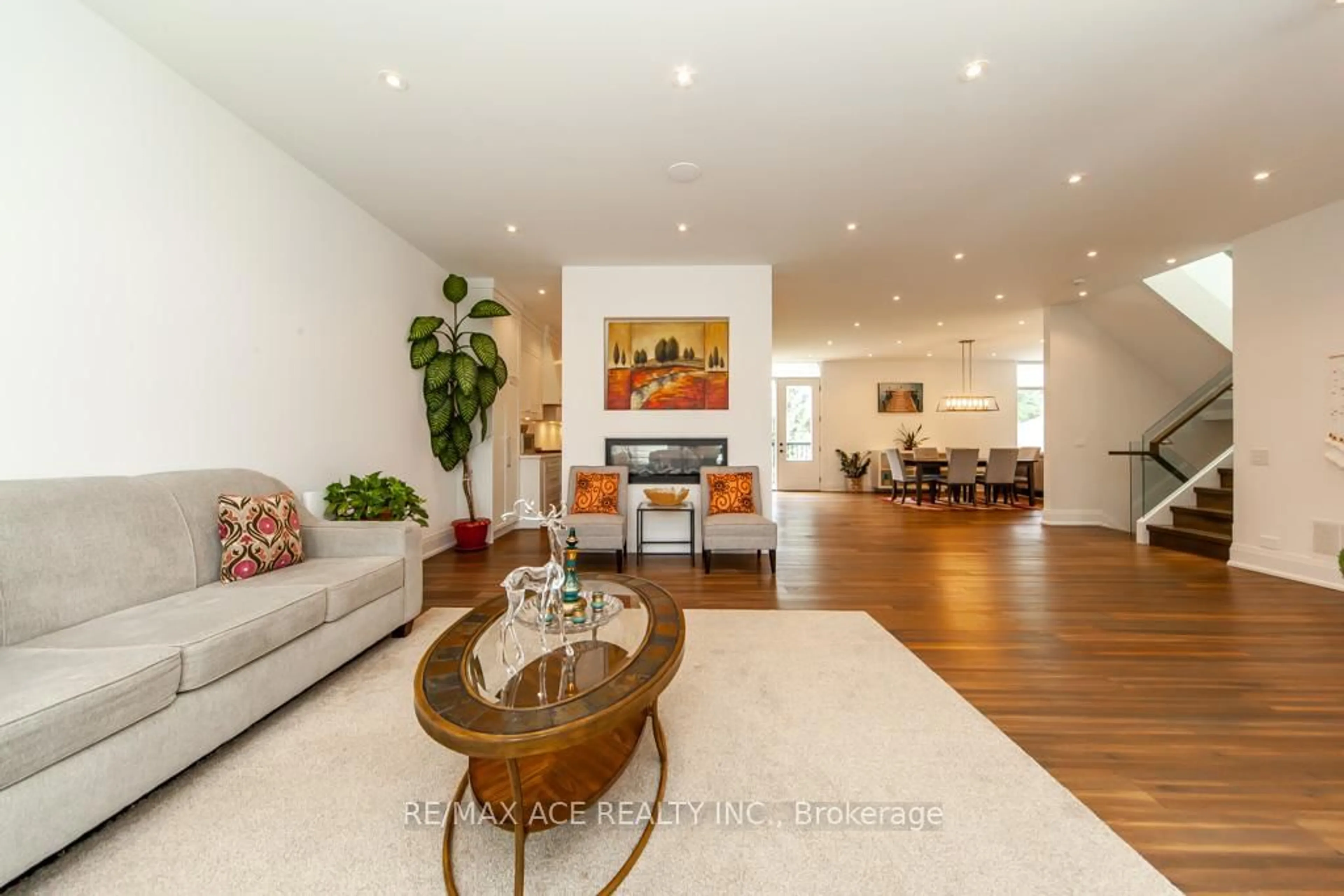Living room with furniture, wood/laminate floor for 44 Muir Dr, Toronto Ontario M1M 3B4
