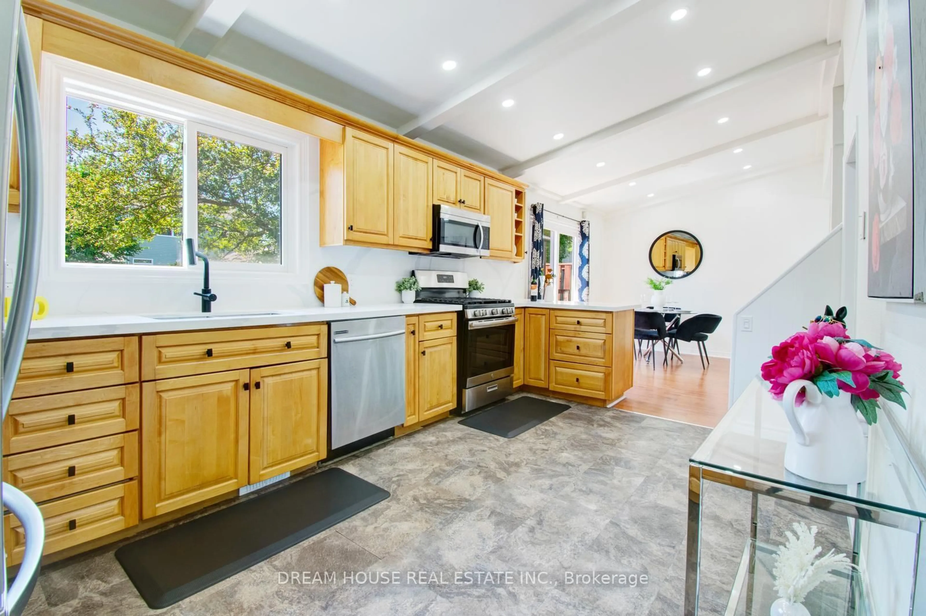 Open concept kitchen, ceramic/tile floor for 291 Courcellette Ave, Oshawa Ontario L1H 2E4