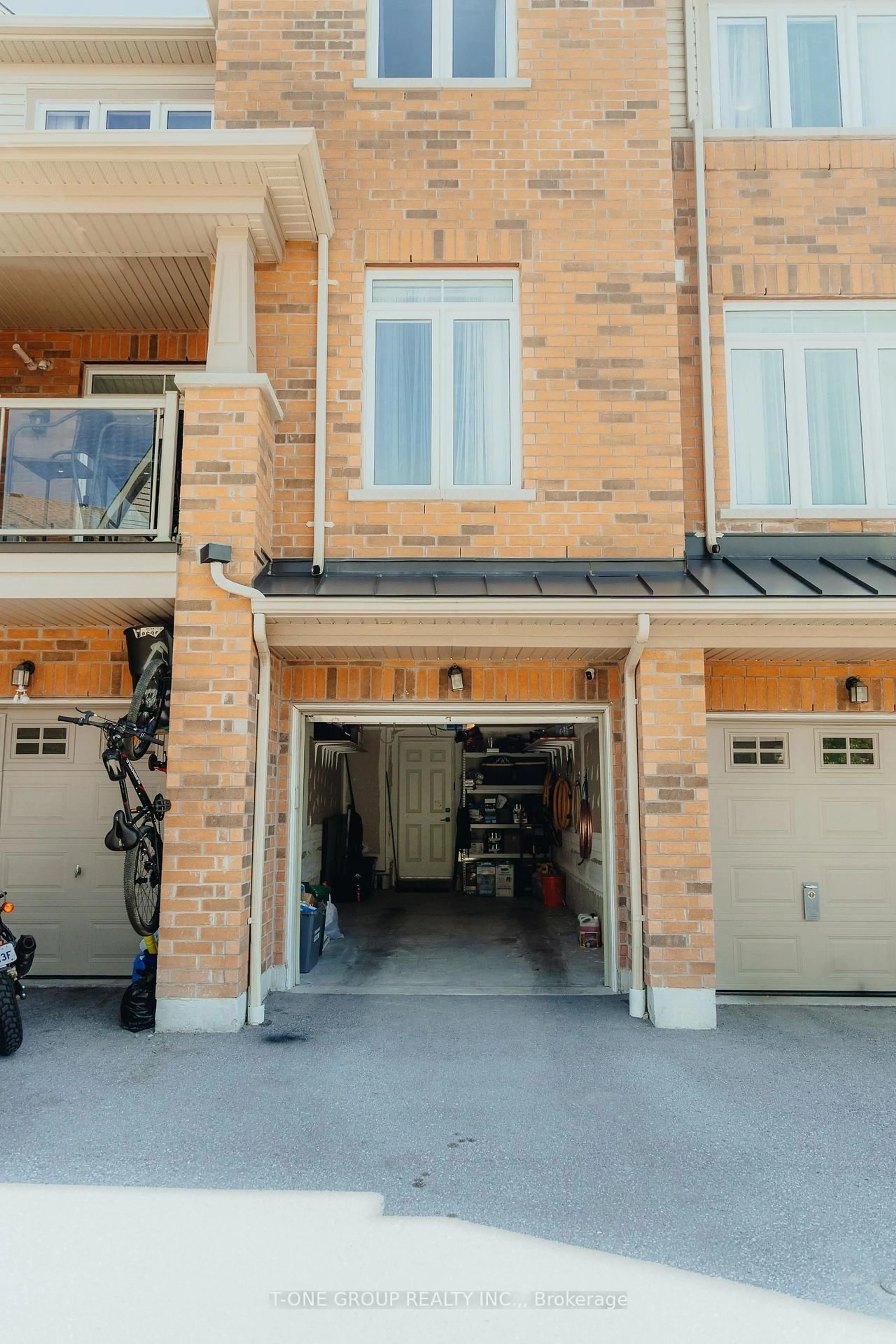 Indoor garage for 2728 William Jackson Dr #7, Pickering Ontario L1X 0E6