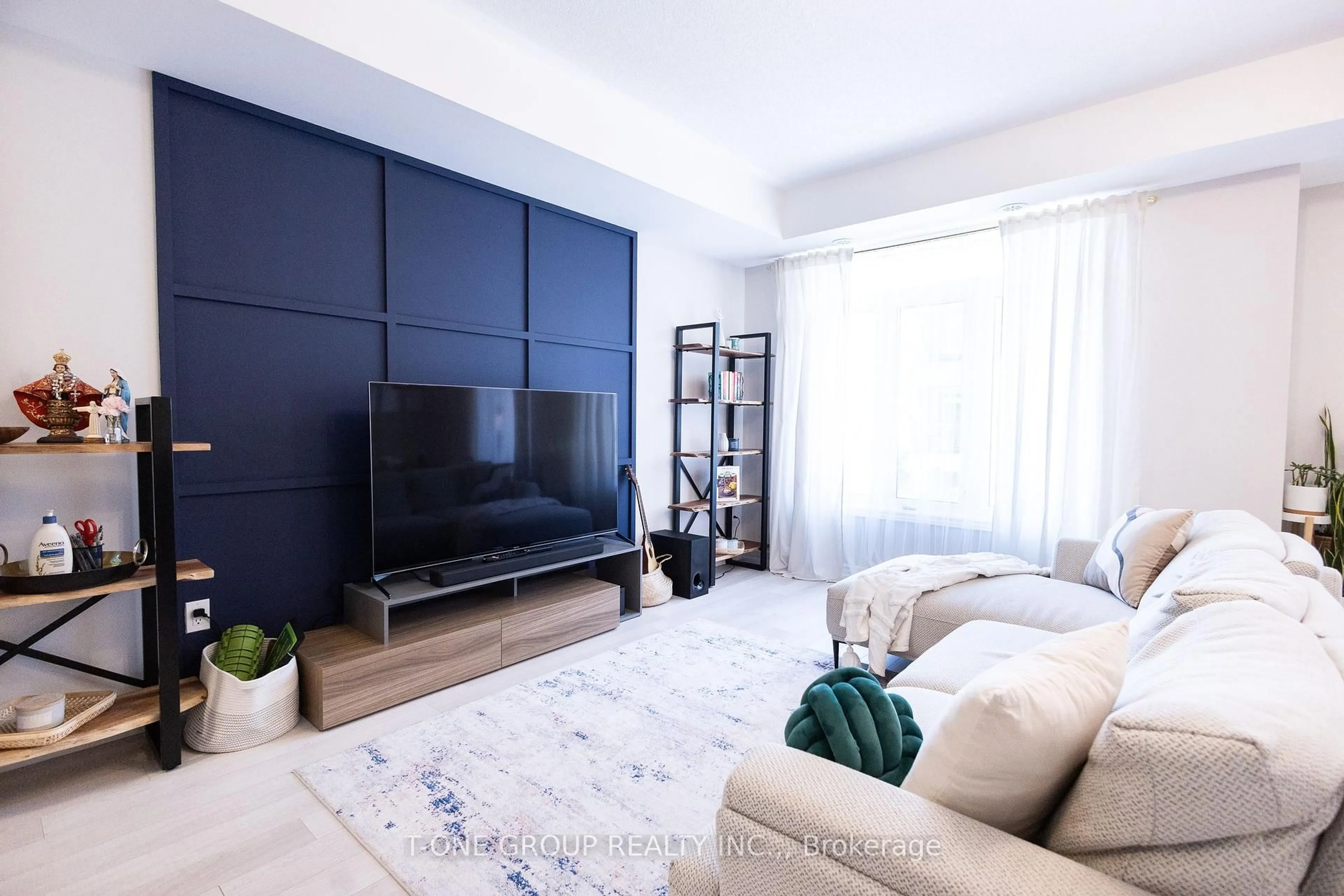 Living room with furniture, unknown for 2728 William Jackson Dr #7, Pickering Ontario L1X 0E6