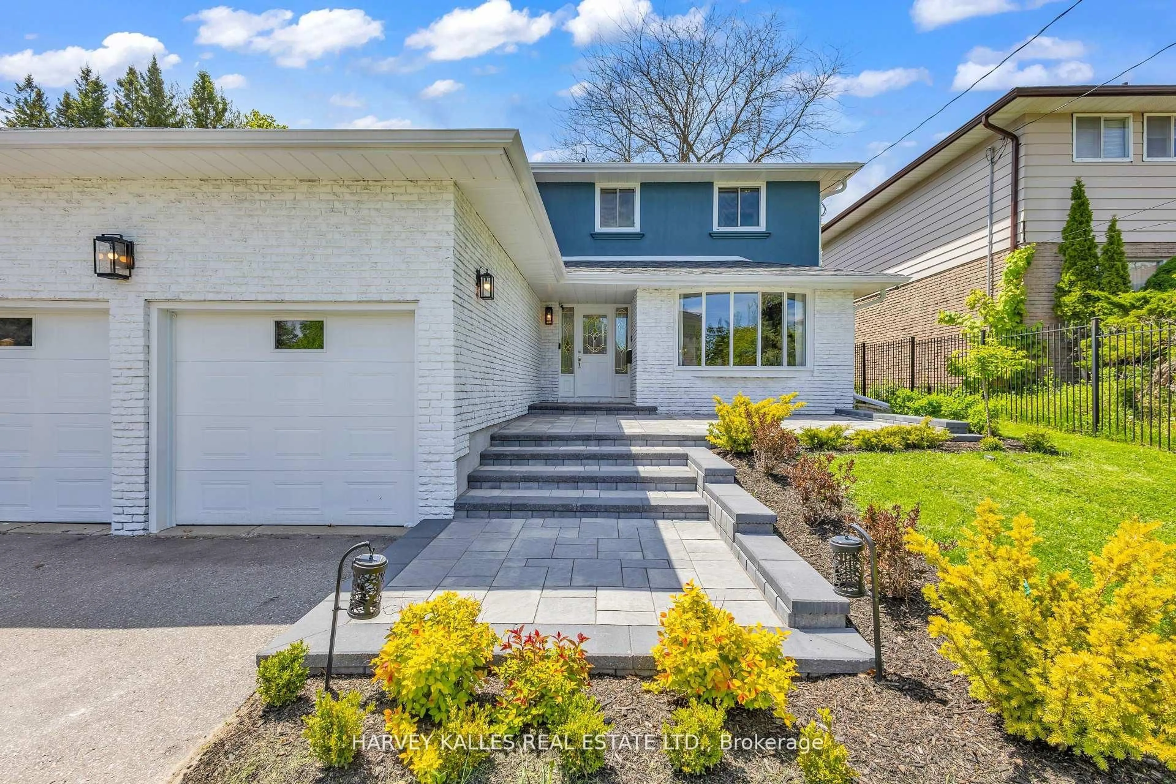 Home with vinyl exterior material, street for 534 Oakwood Dr, Pickering Ontario L1W 2M7
