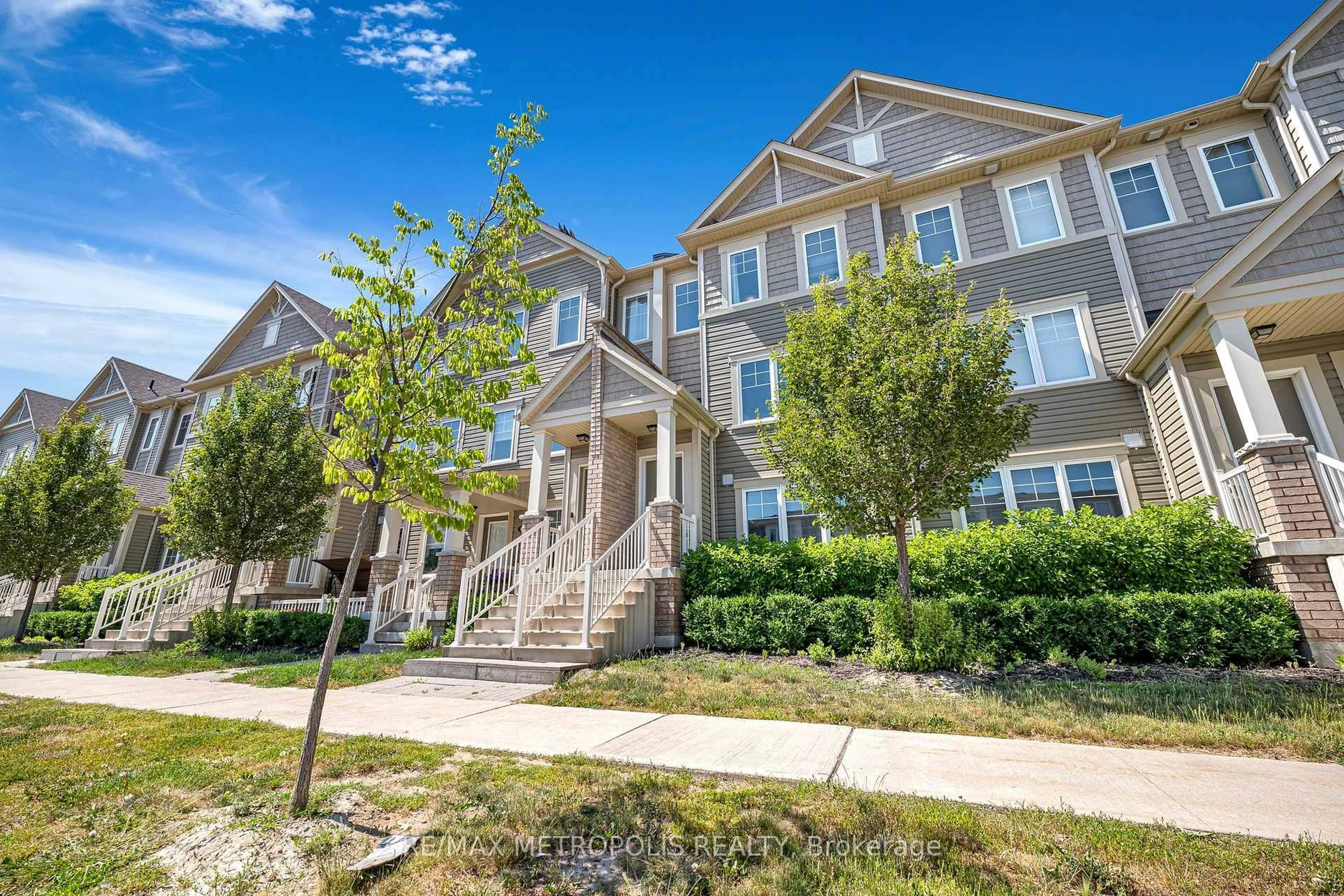A pic from outside/outdoor area/front of a property/back of a property/a pic from drone, unknown for 2500 Hill Rise Crt #4, Oshawa Ontario L1L 0M6