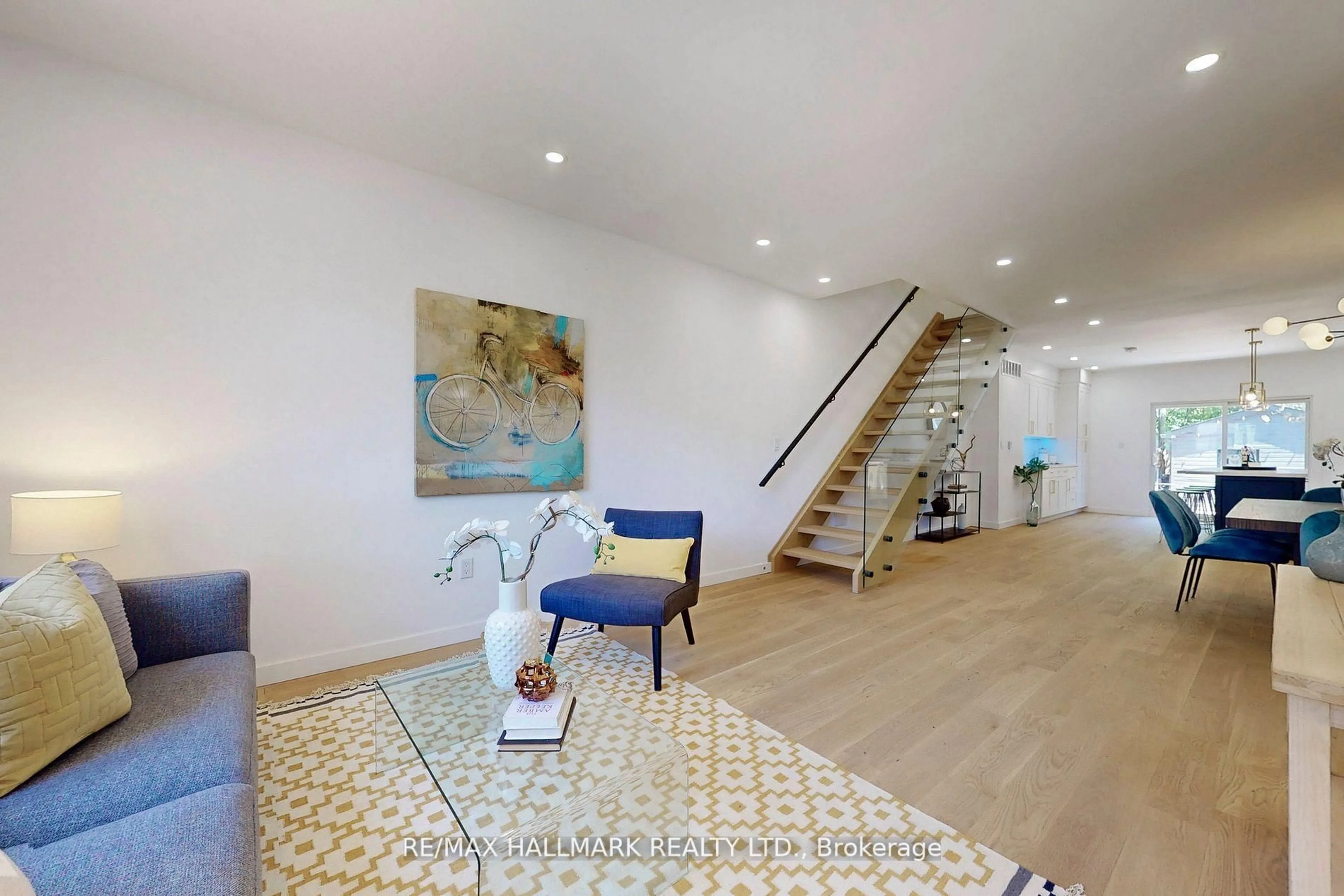 Indoor foyer for 13 Ferrier Ave, Toronto Ontario M4K 3H5