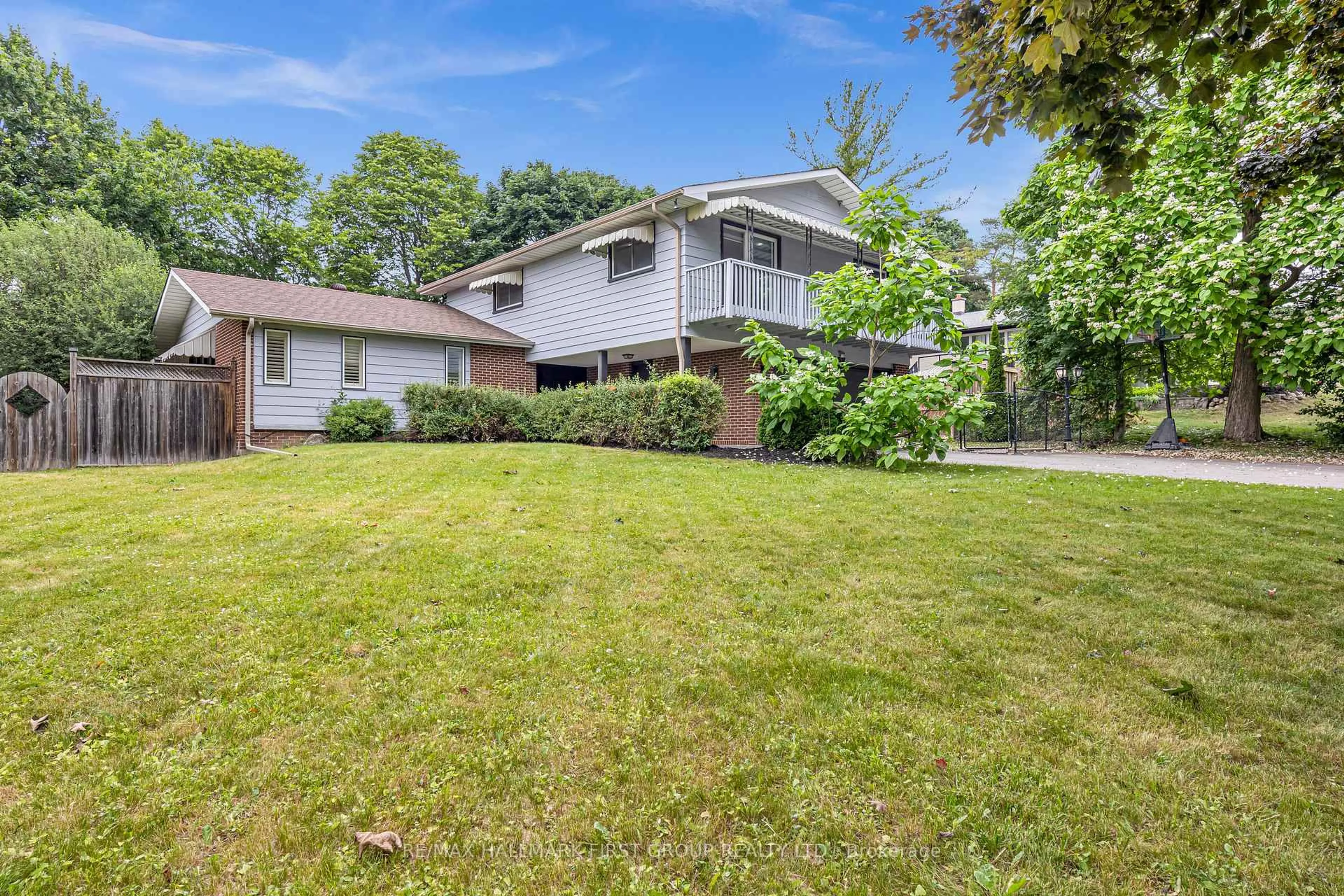 A pic from outside/outdoor area/front of a property/back of a property/a pic from drone, street for 890 Briarwood Dr, Oshawa Ontario L1K 2A6