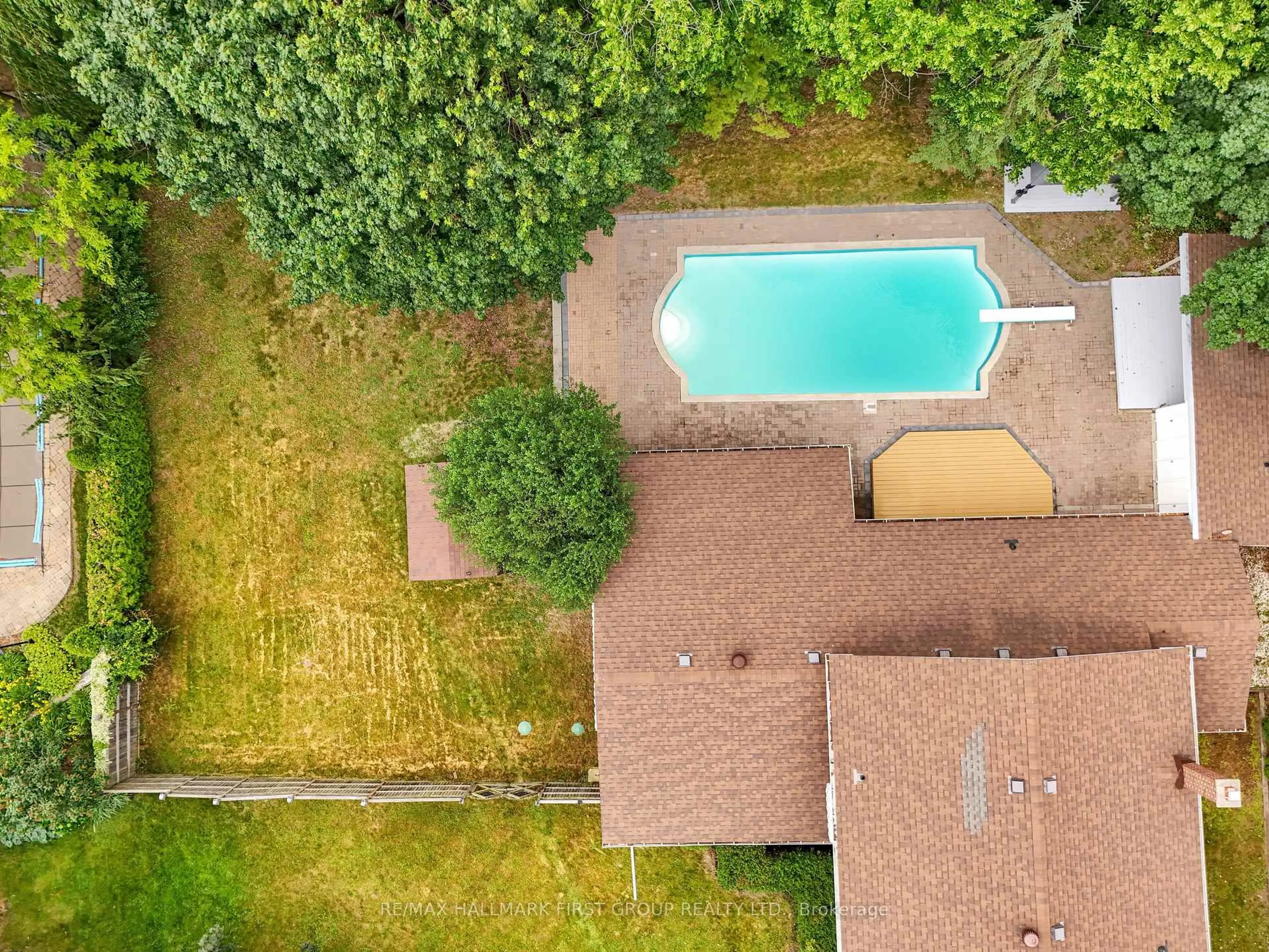 A pic from outside/outdoor area/front of a property/back of a property/a pic from drone, unknown for 890 Briarwood Dr, Oshawa Ontario L1K 2A6