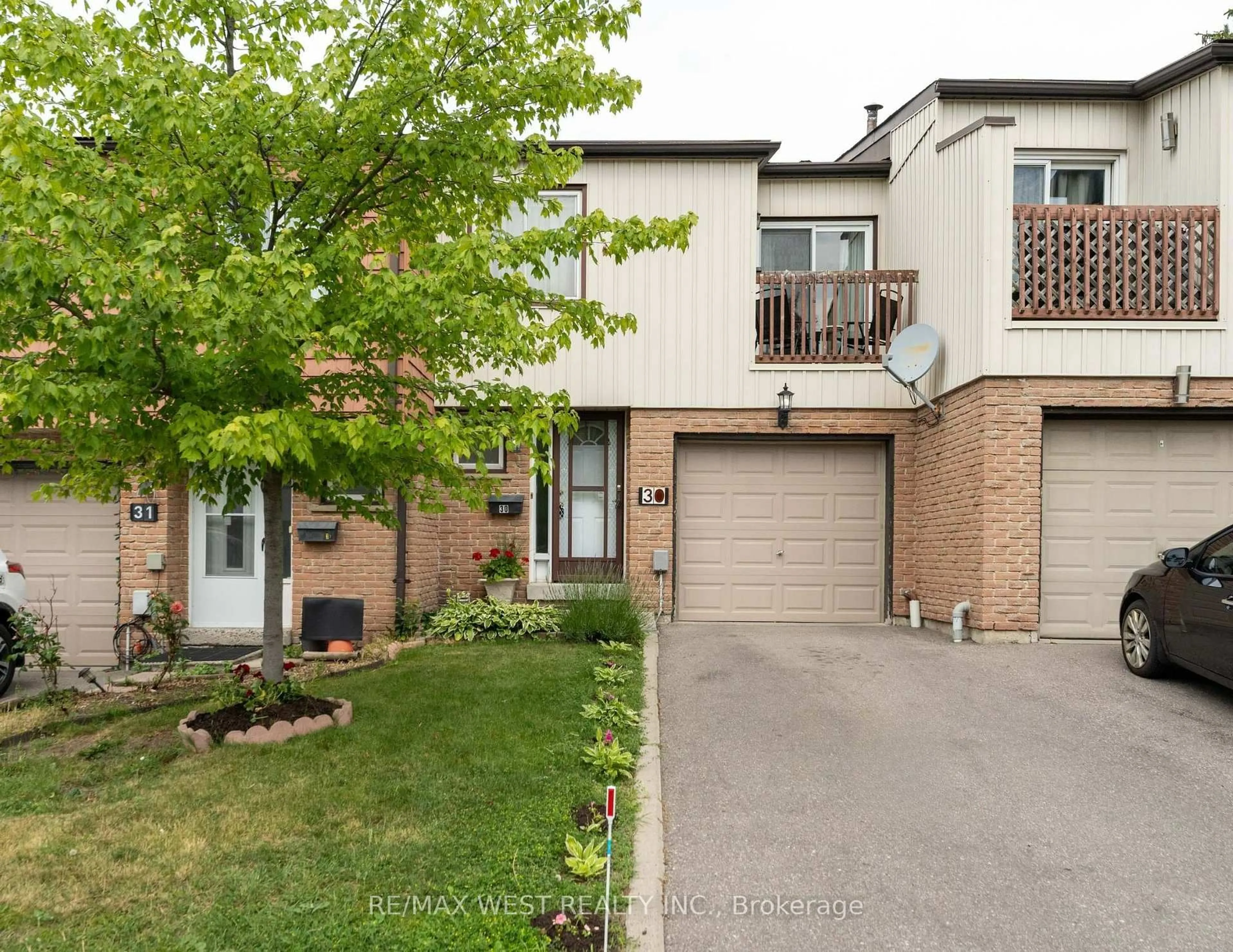 A pic from outside/outdoor area/front of a property/back of a property/a pic from drone, street for 15 Guildwood Pkwy #30, Toronto Ontario M1E 4Y8