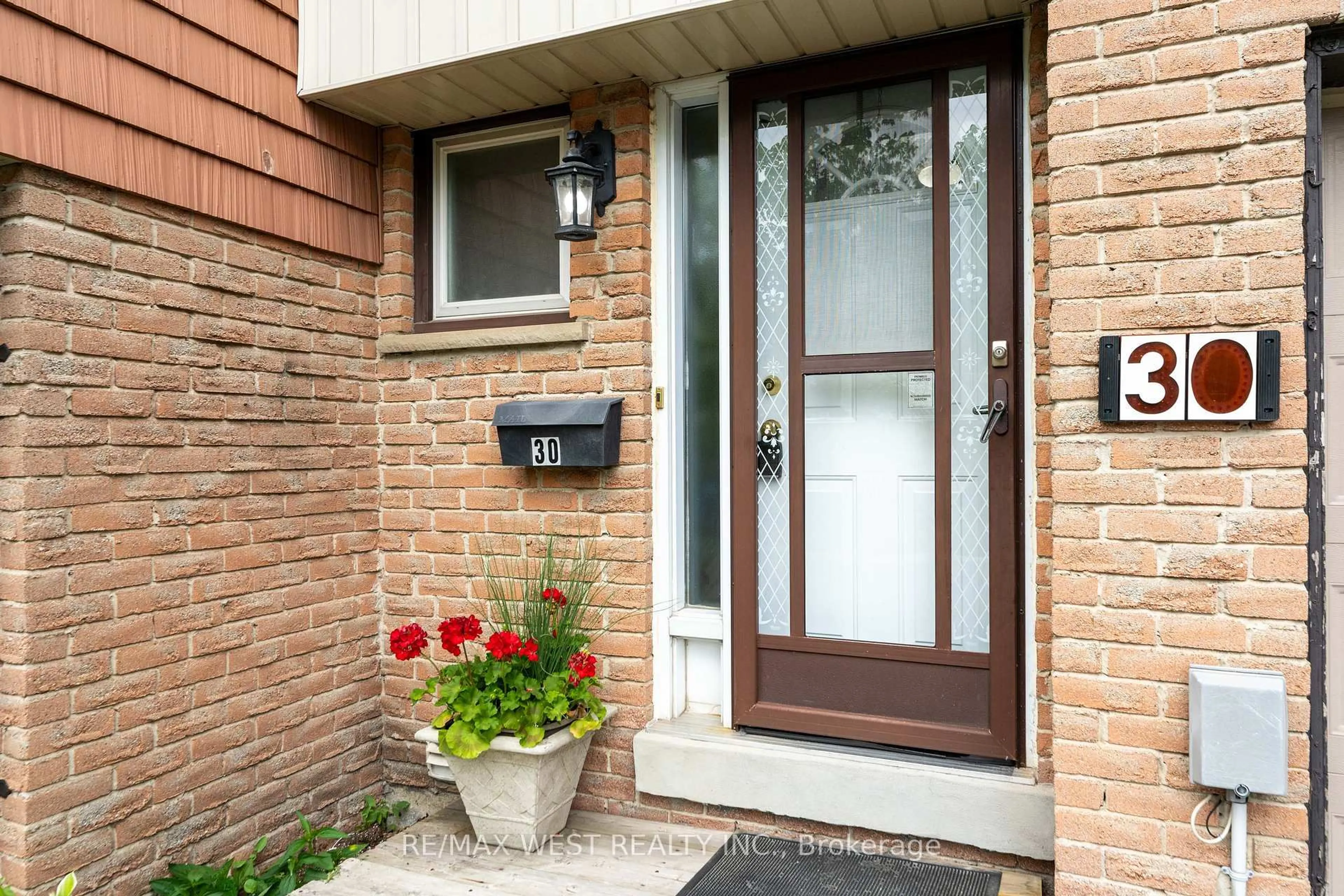 Indoor entryway for 15 Guildwood Pkwy #30, Toronto Ontario M1E 4Y8