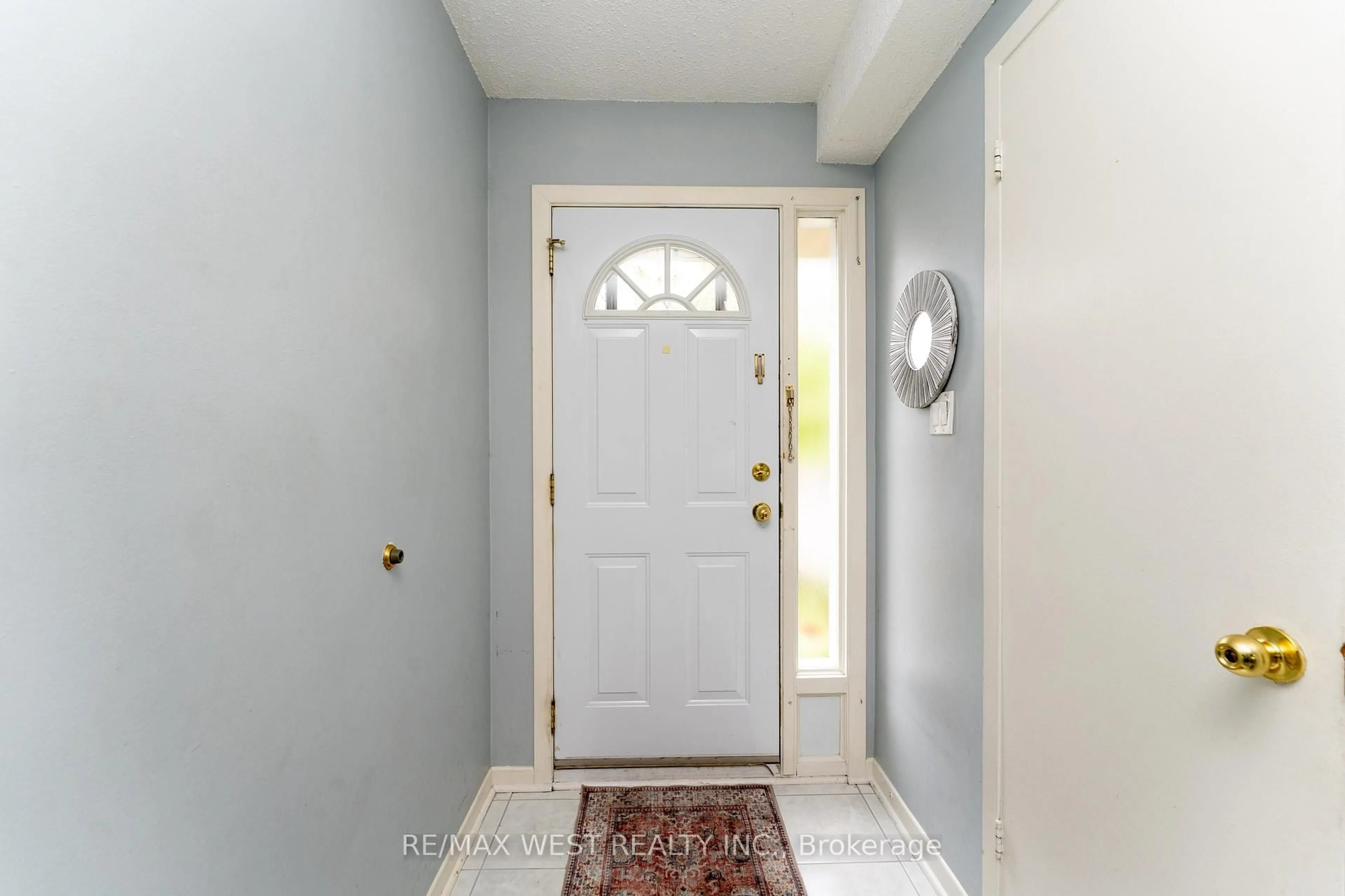 Indoor entryway for 15 Guildwood Pkwy #30, Toronto Ontario M1E 4Y8