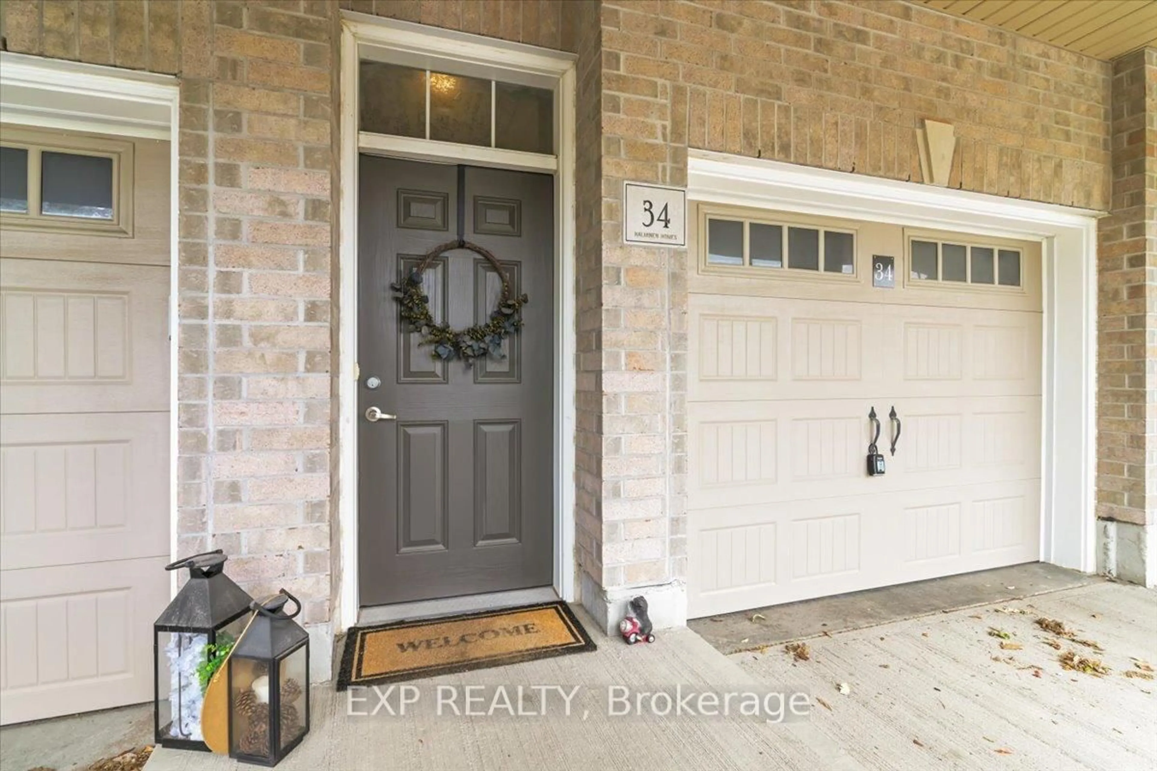Indoor entryway for 1430 Gord Vinson Ave #34, Clarington Ontario L1E 0J6