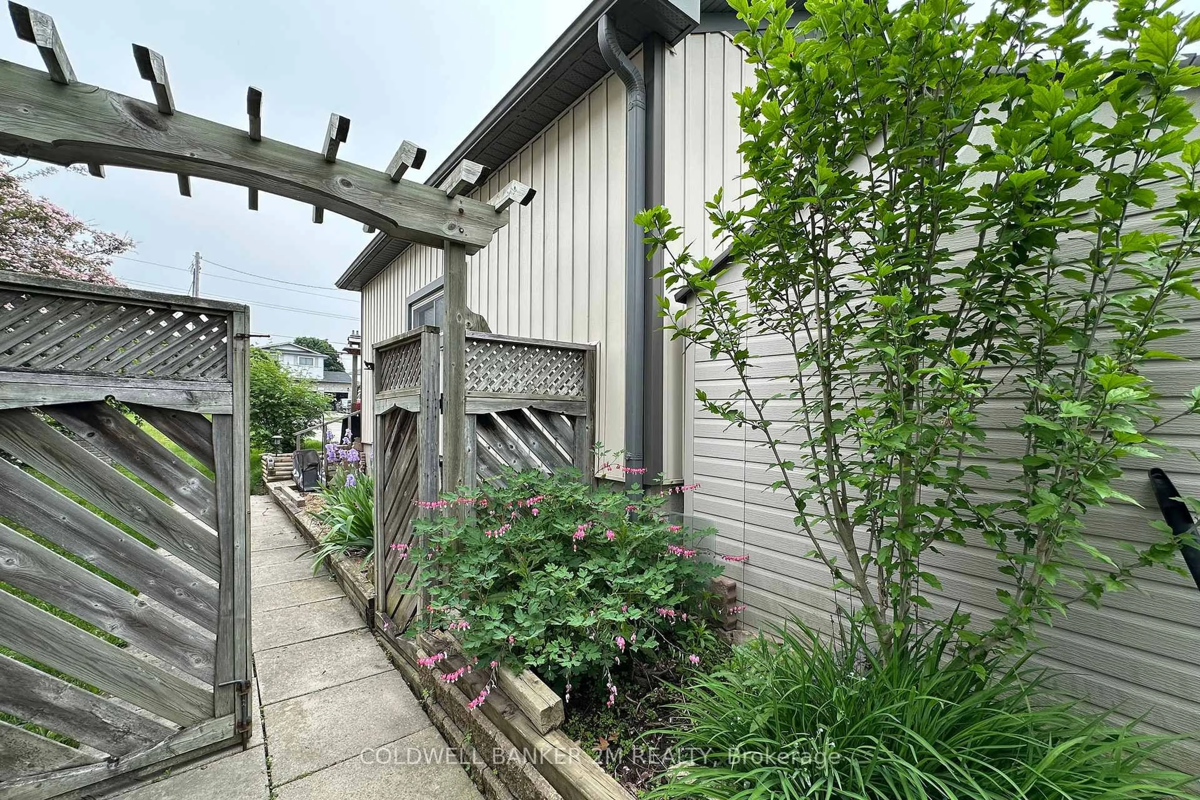 Patio, street for 2604 Prestonvale Rd, Clarington Ontario L1E 2R9