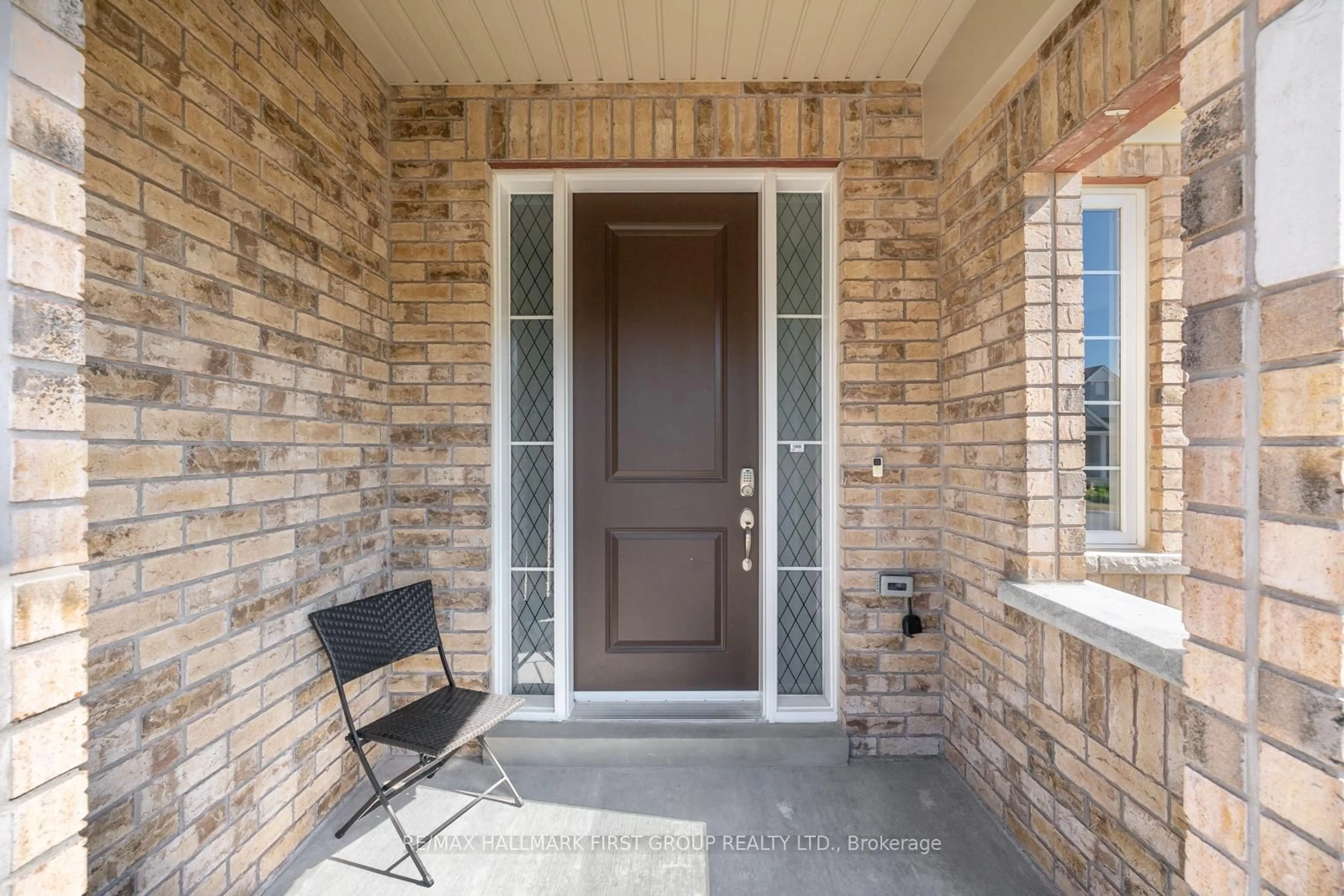 Indoor entryway for 27 Louis Way, Scugog Ontario L9L 0B1