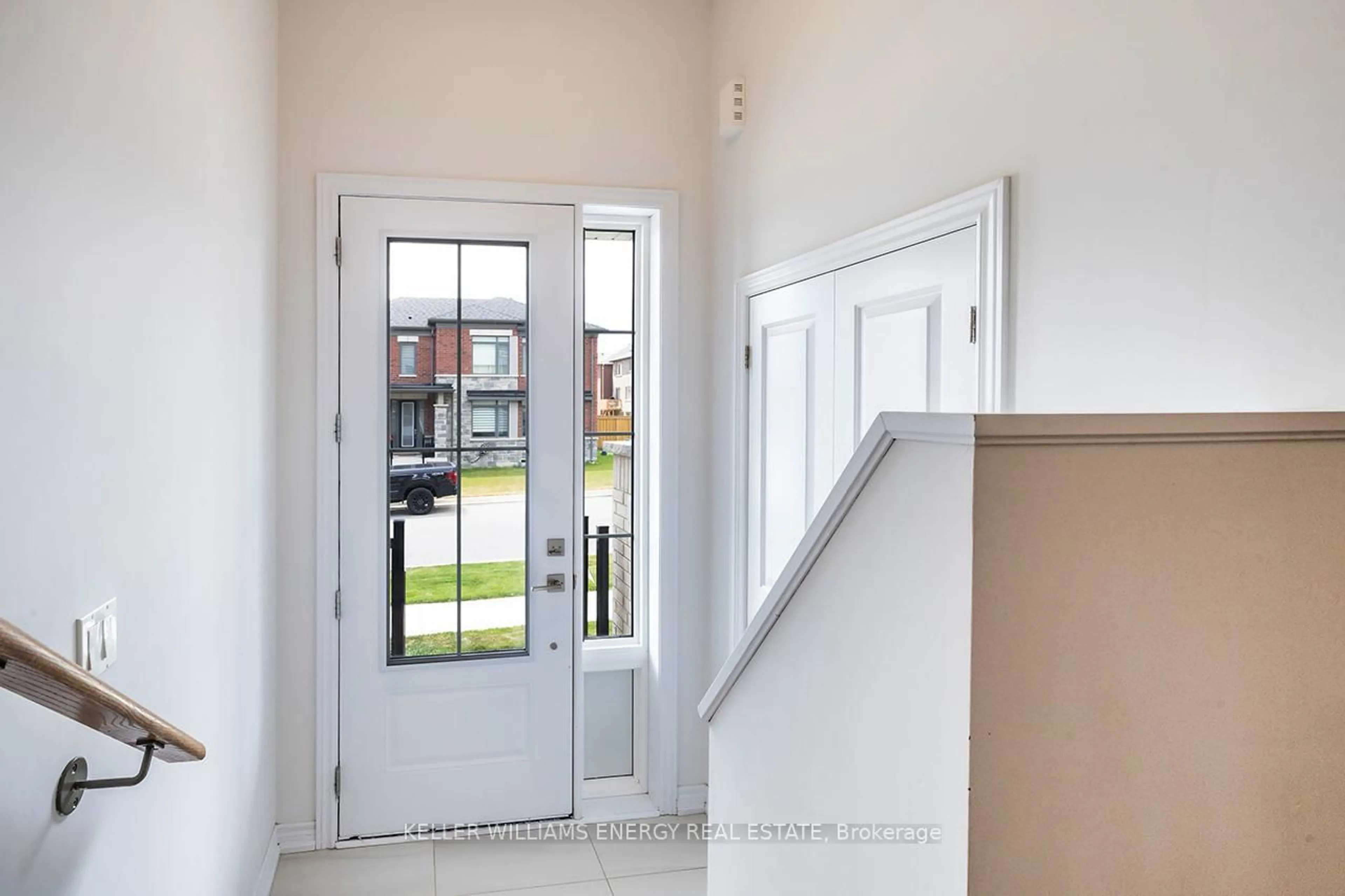 Indoor entryway for 1052 Lockie Dr, Oshawa Ontario L1L 0R9
