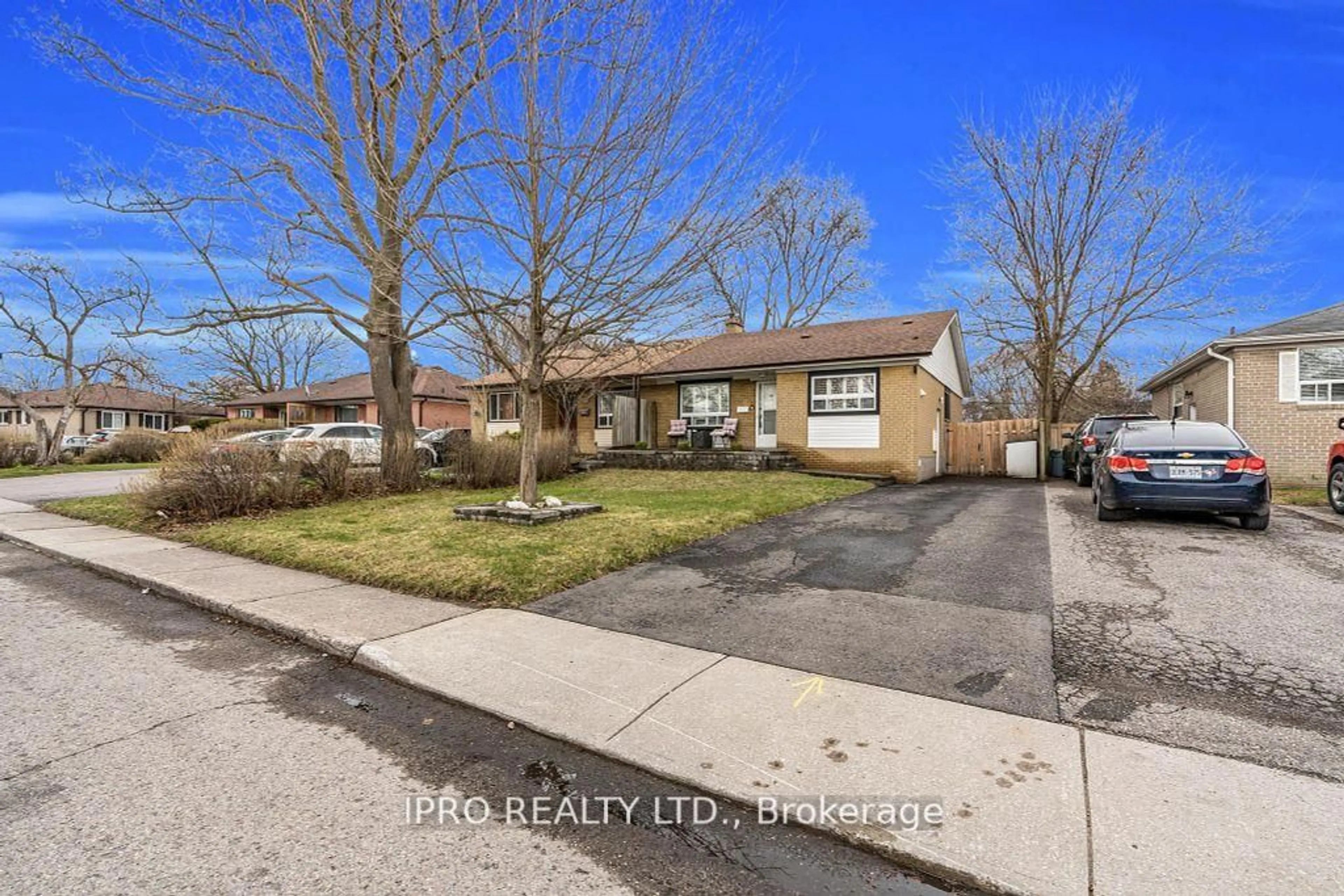 A pic from outside/outdoor area/front of a property/back of a property/a pic from drone, street for 52 Tulloch Dr, Ajax Ontario L1S 2S5