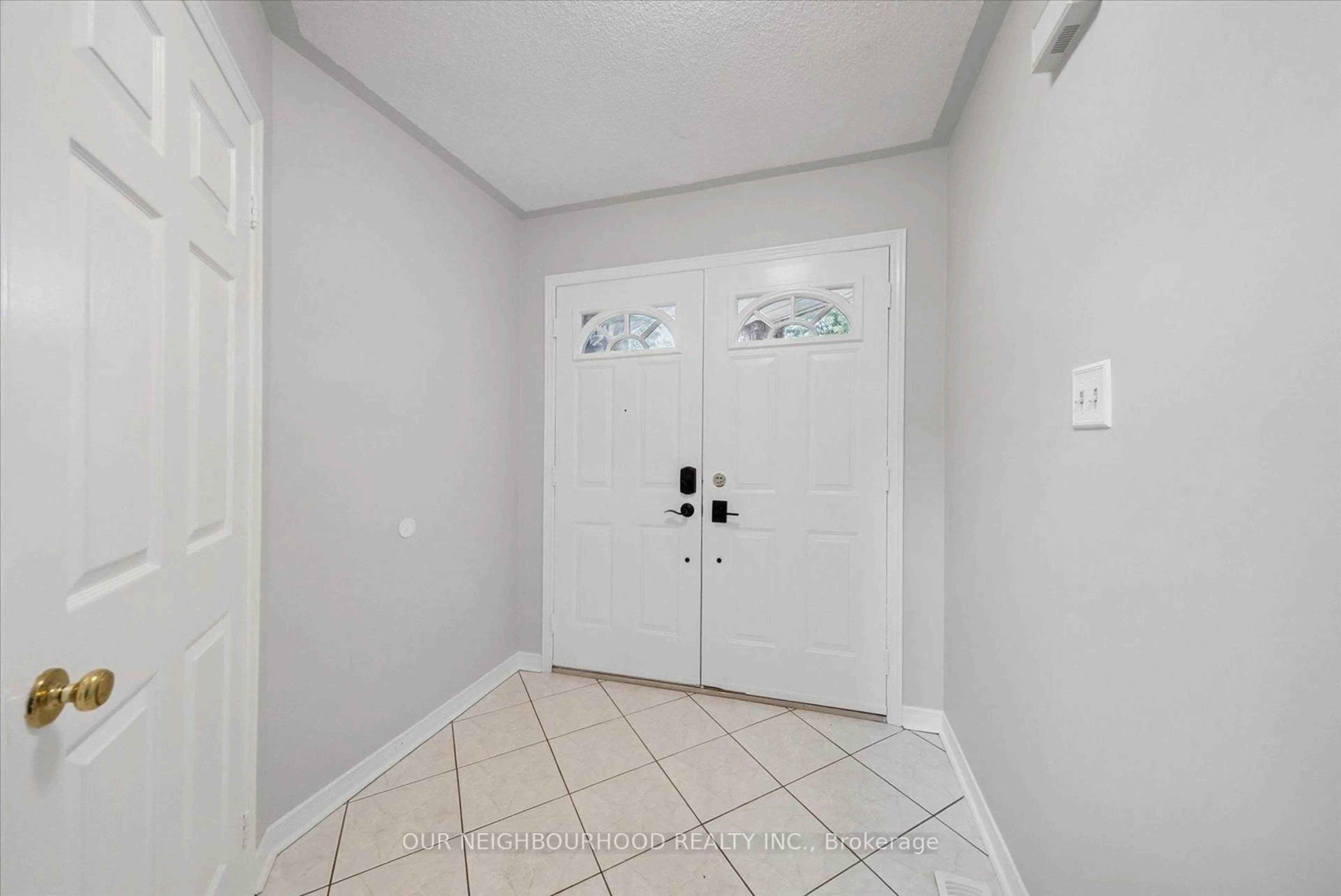 Indoor entryway for 43 Ringwood Dr, Whitby Ontario L1R 1Y7