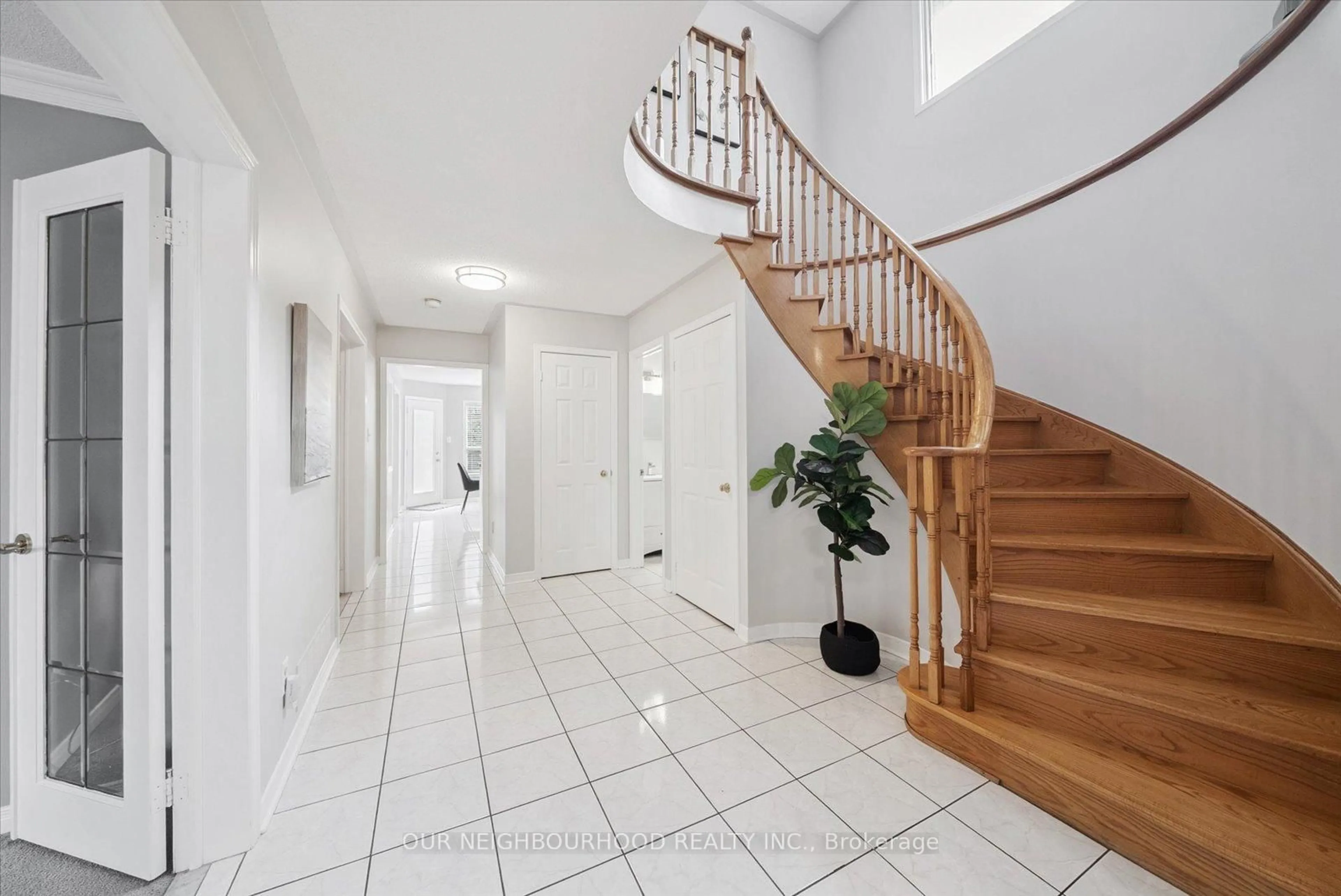 Indoor foyer for 43 Ringwood Dr, Whitby Ontario L1R 1Y7