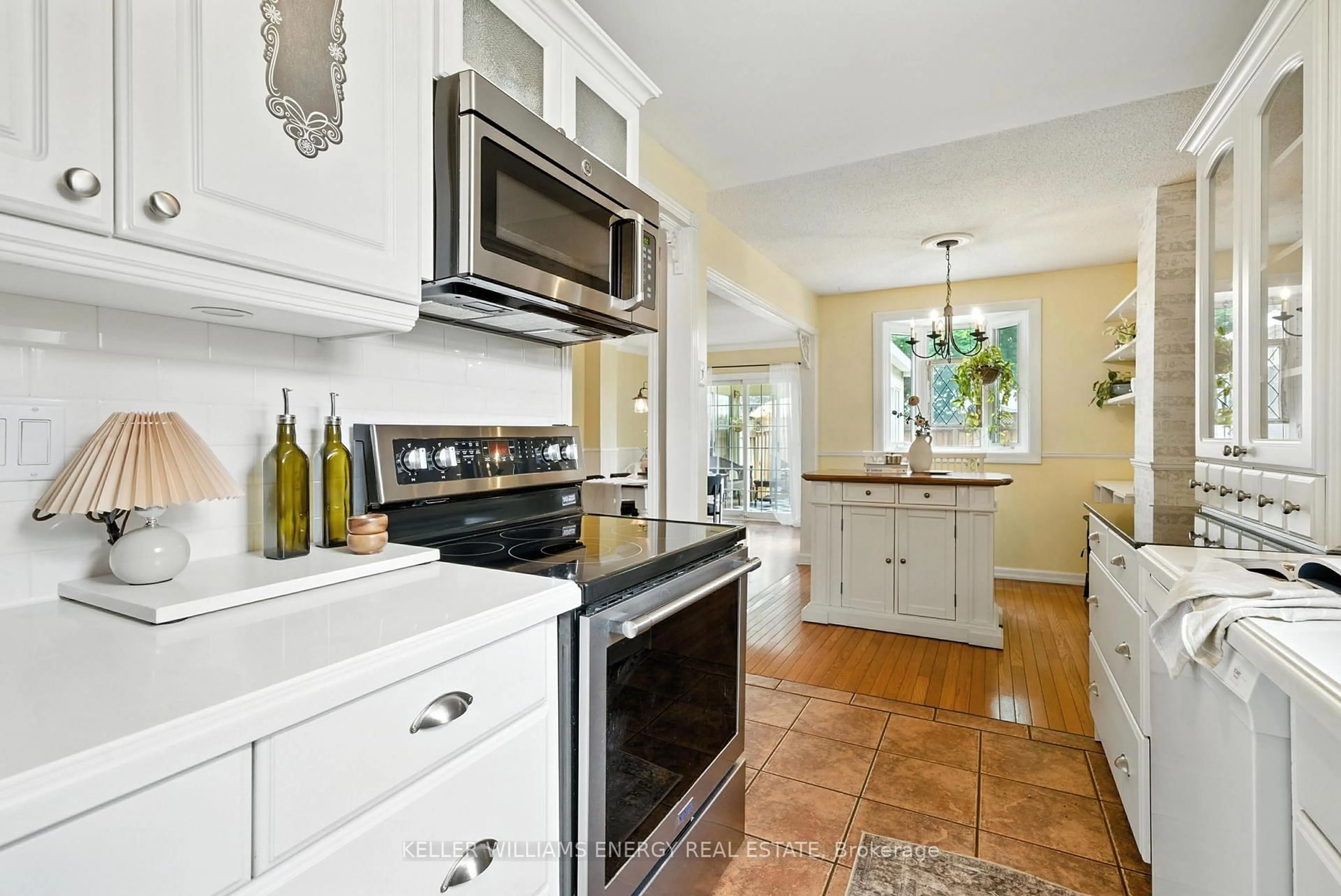 Open concept kitchen, ceramic/tile floor for 127 Castlebar Cres, Oshawa Ontario L1J 7B9