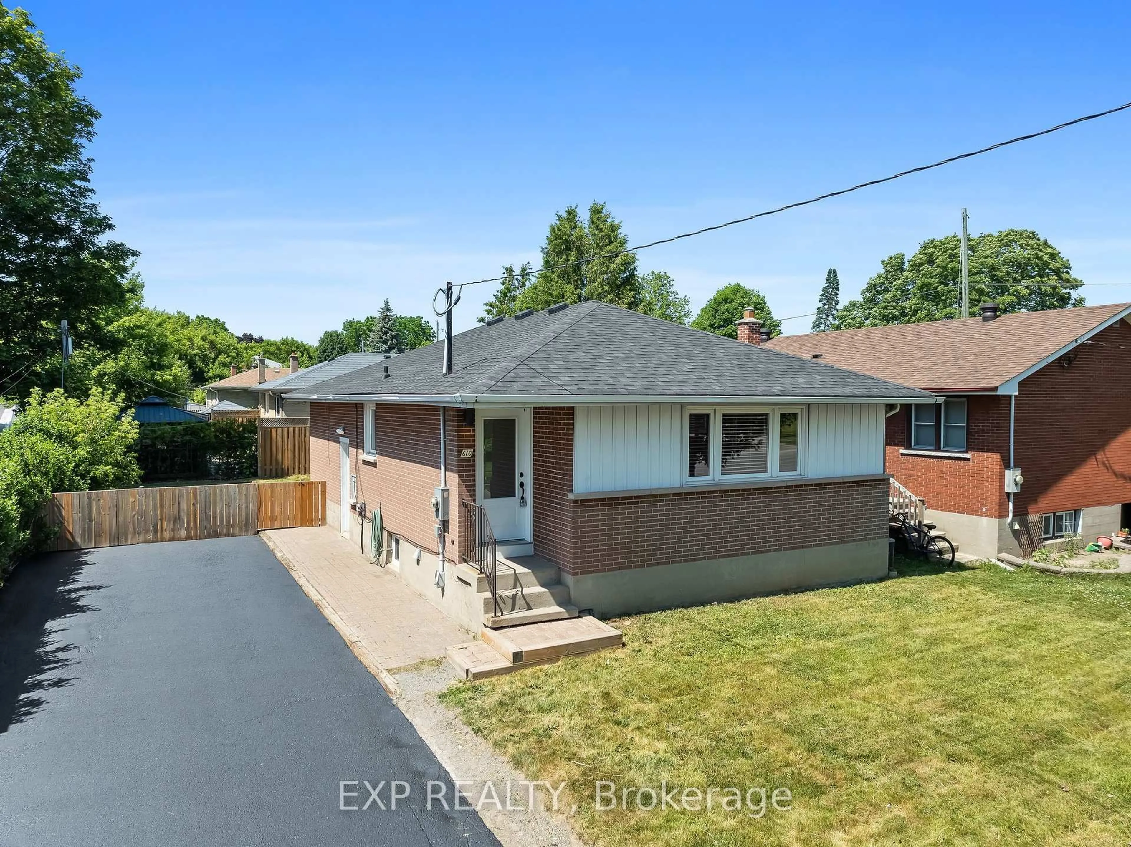 A pic from outside/outdoor area/front of a property/back of a property/a pic from drone, street for 610 Shakespeare Ave, Oshawa Ontario L1H 3H7