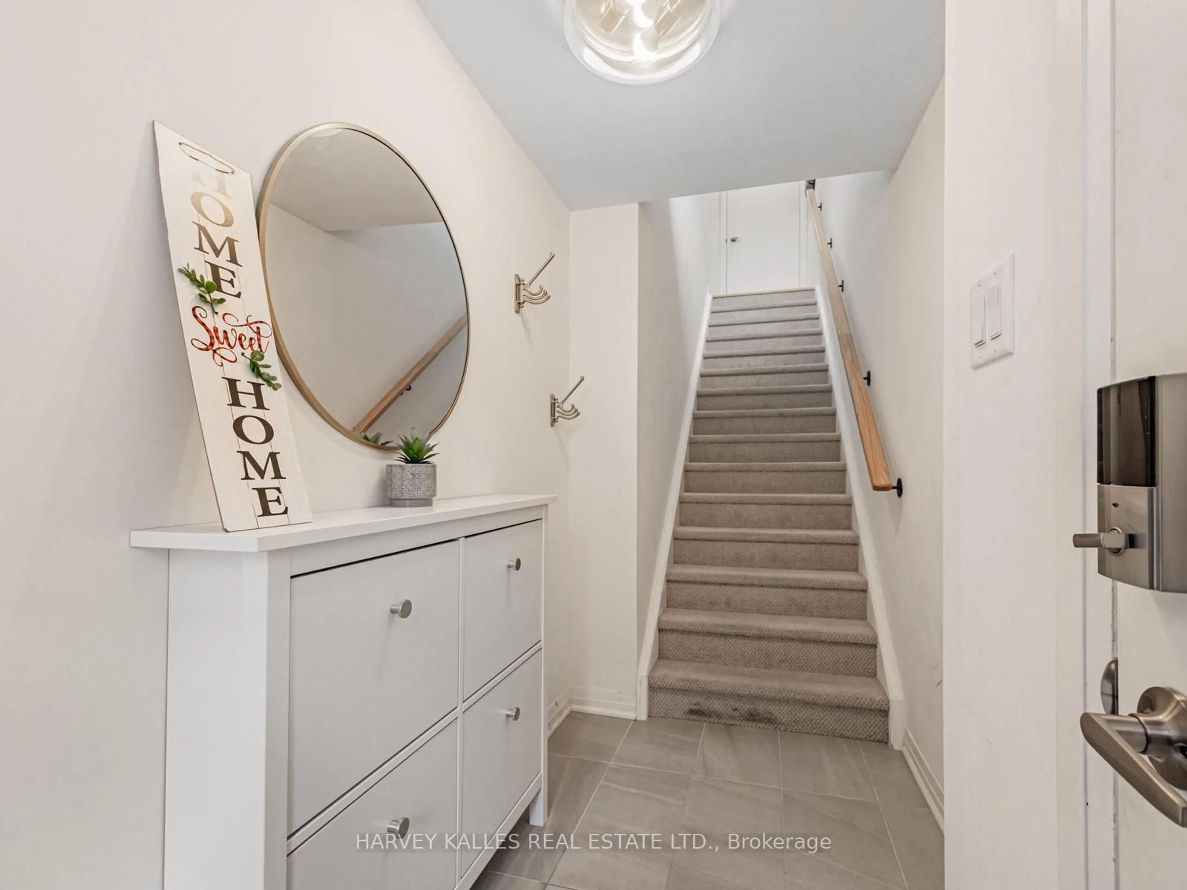 Indoor entryway for 38C Lookout Dr, Clarington Ontario L1C 7G2