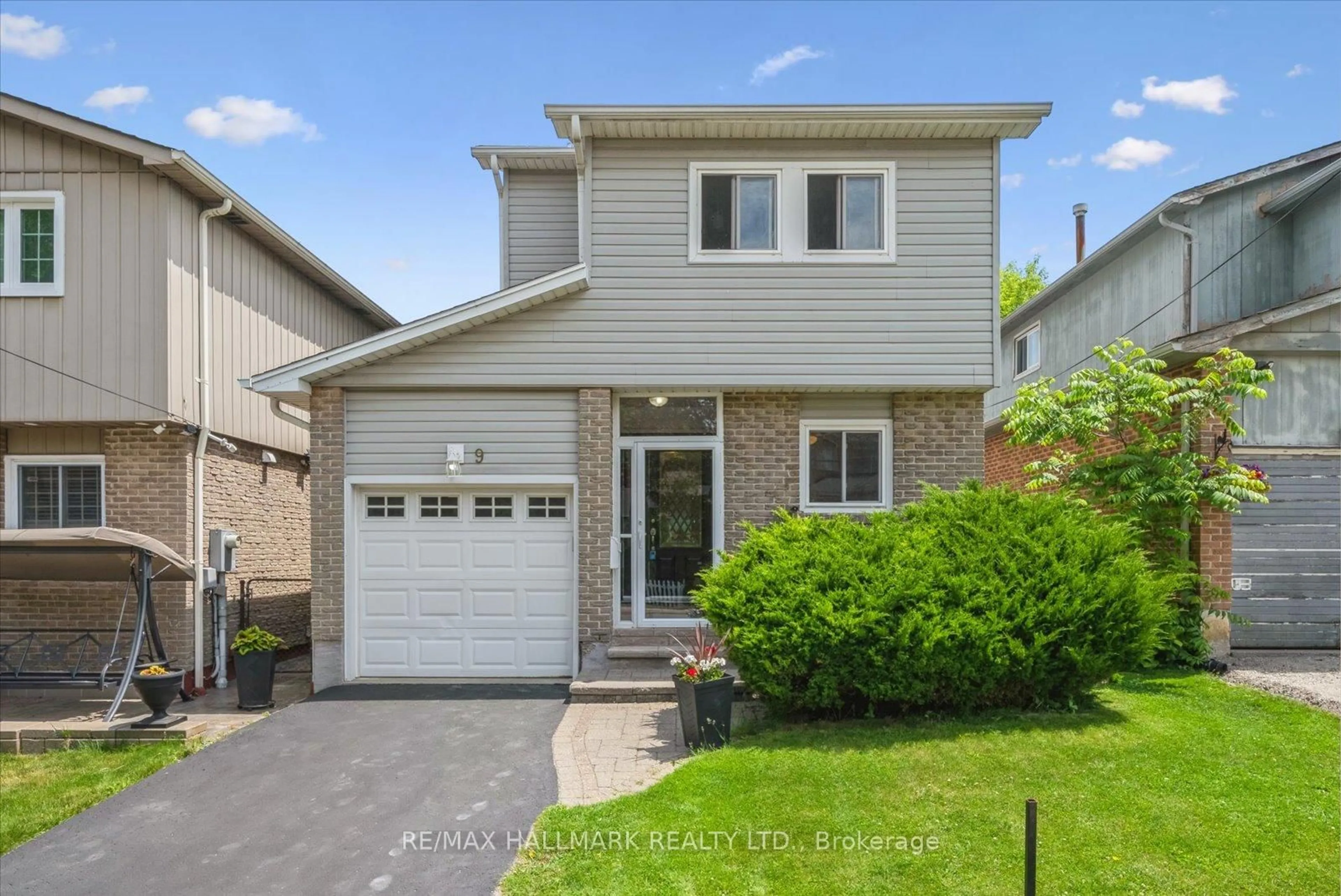 Home with vinyl exterior material, street for 9 Mason Rd, Toronto Ontario M1M 3P9